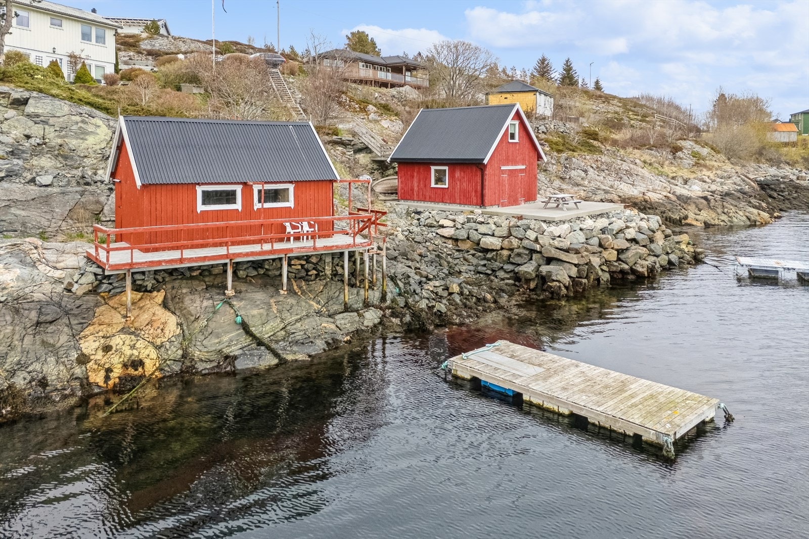 Eget naust med brygge i sundet som ligger i gangavstand til huset Galleribilde