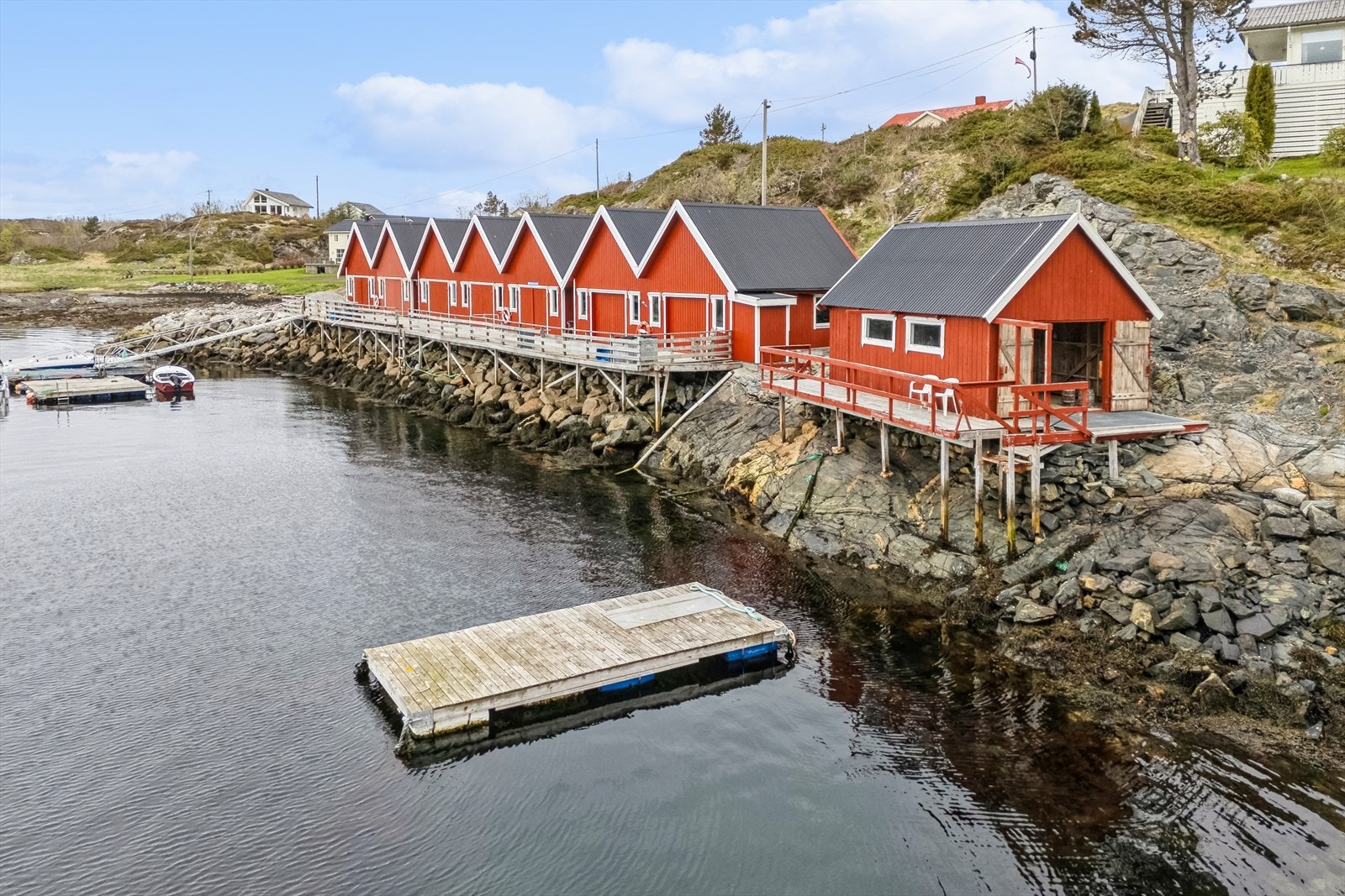 Eget naust og flytebrygge gir deg en sjelden og ettertraktet nærhet til sjøen, med umiddelbar tilgang til båtliv og rekreasjon. Galleribilde