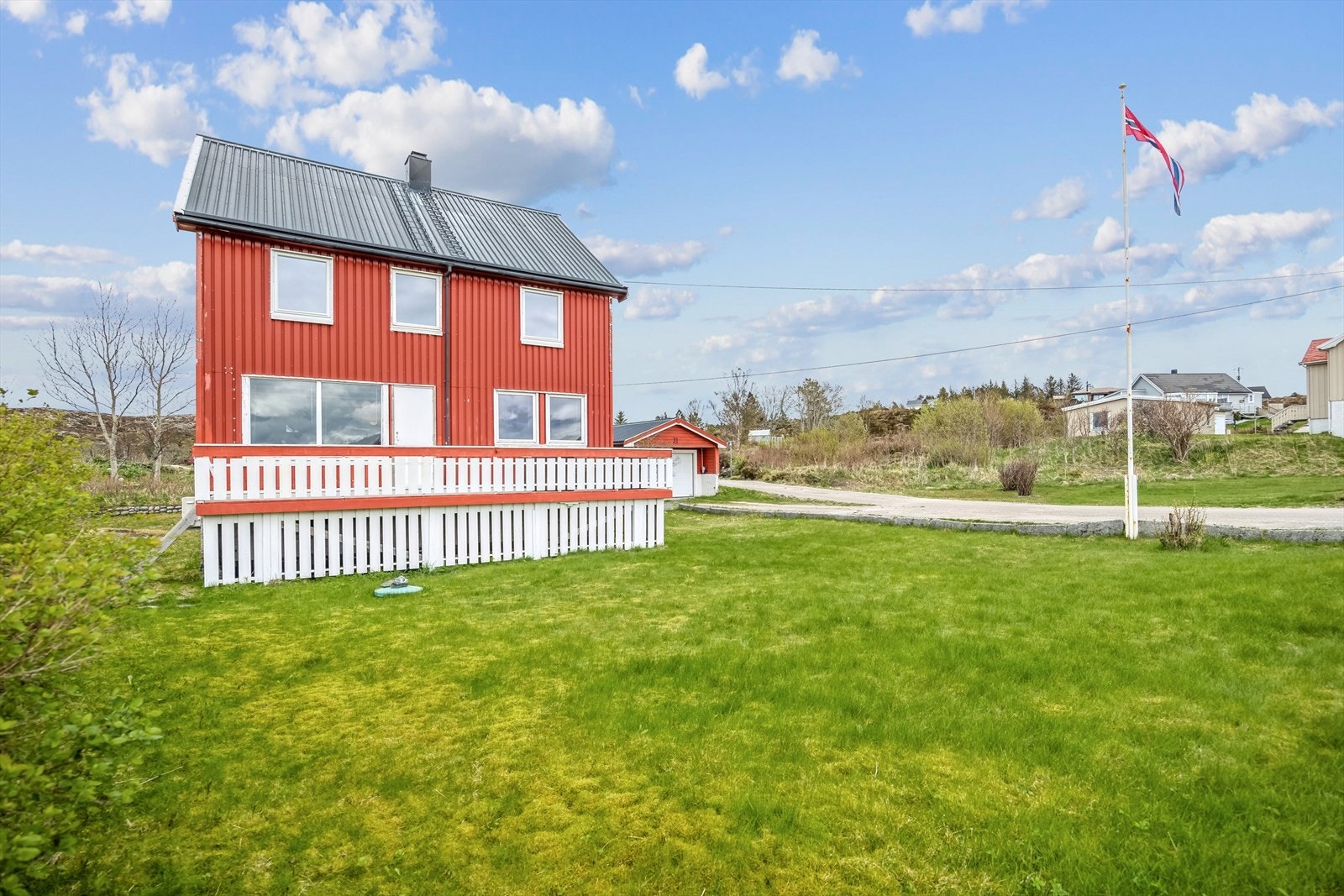 Eiendommen har en stor og flott hage som egner seg ypperlig til lek og rekreasjon. Galleribilde