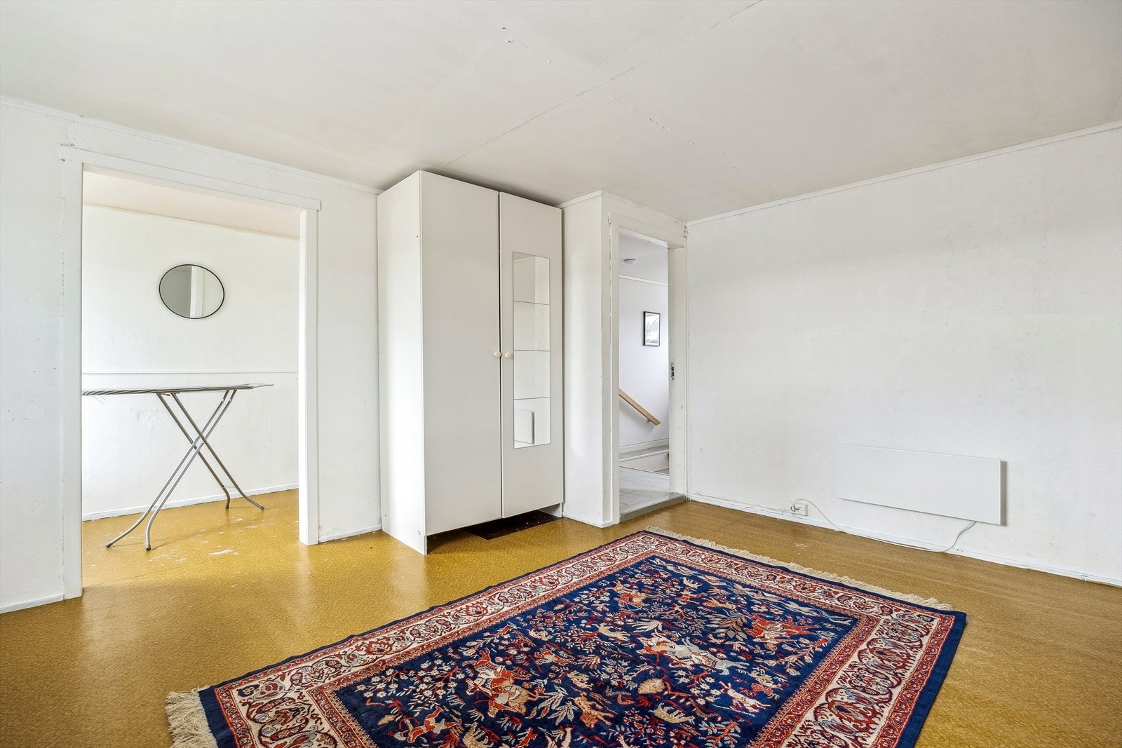 Det ene soverommet har tilknytning til et åpent rom med gode muligheter for kontor eller garderobe. Galleribilde