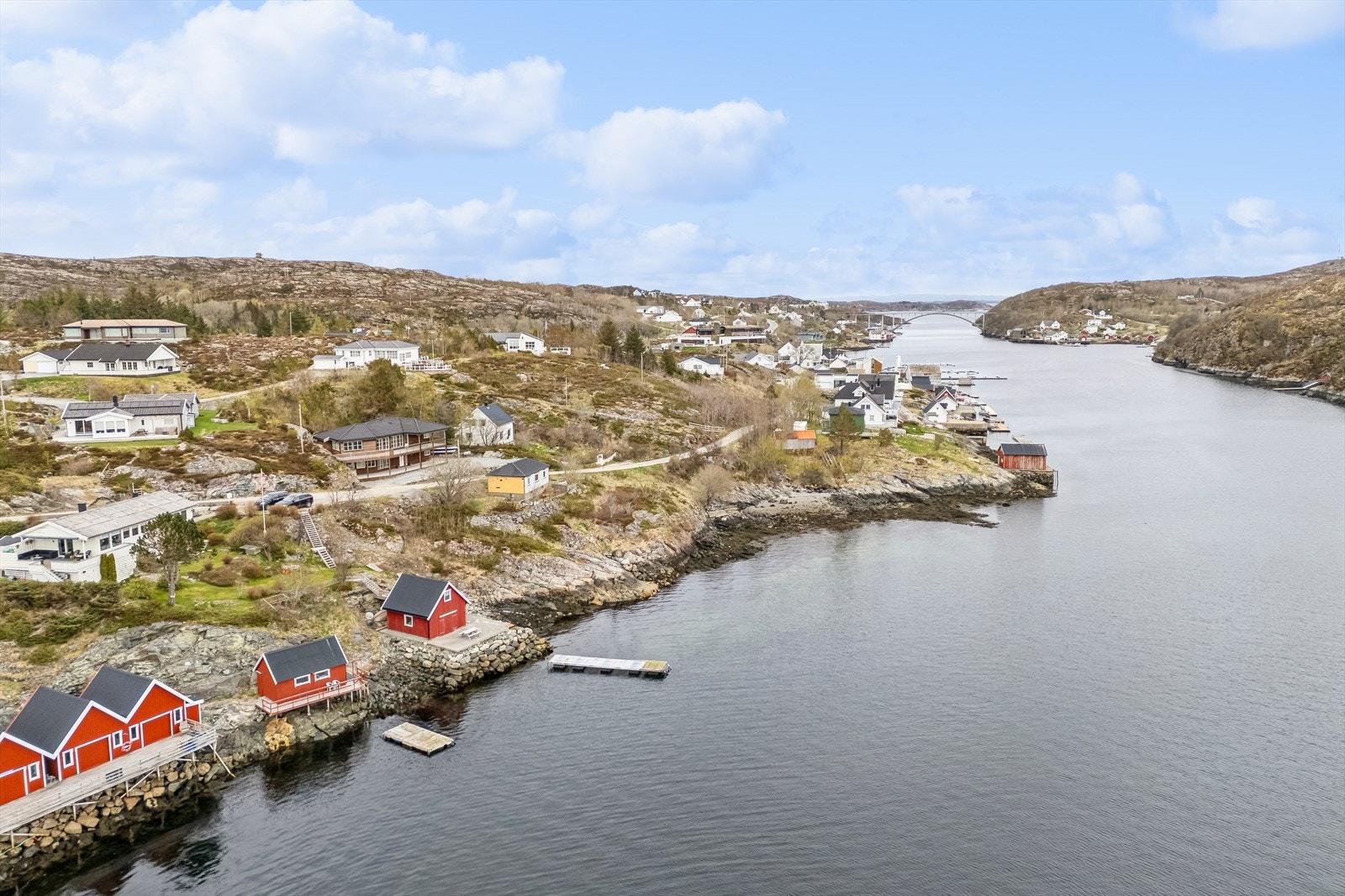 Eiendommen ligger i rolige og idylliske omgivelser med kort vei til sjøen og flotte muligheter for bading, båtliv og fiske. Galleribilde