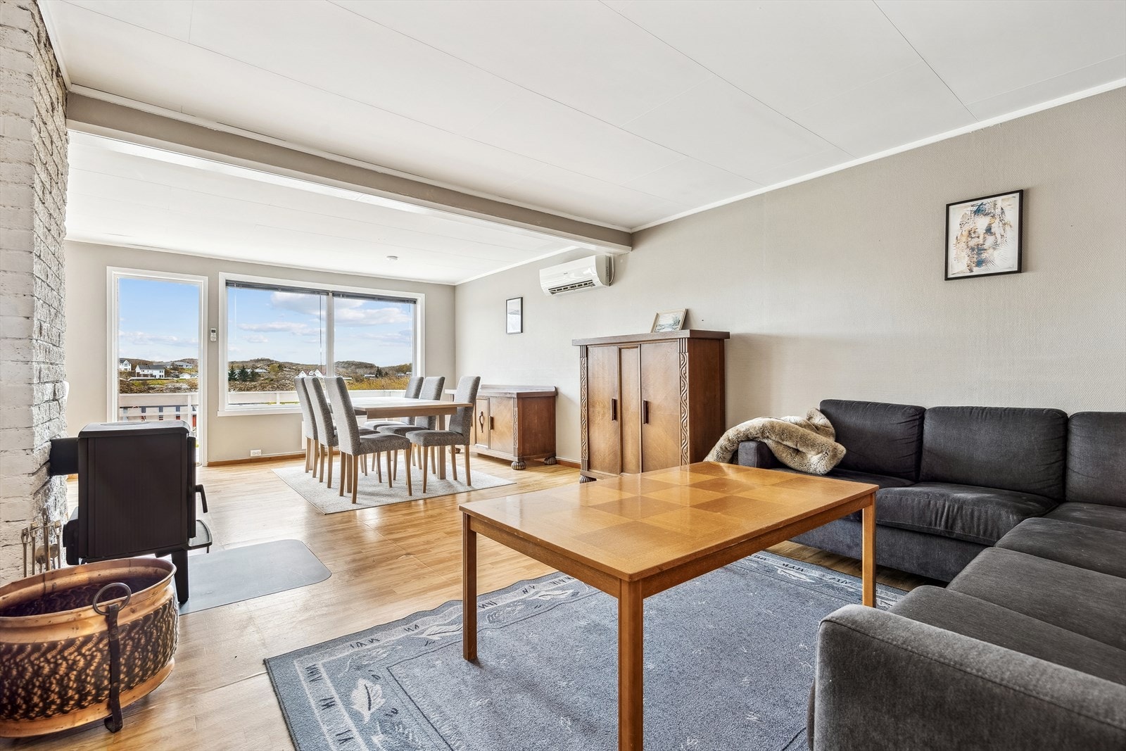 Boligen har en romslig stue på 28 kvm med god plass til både sofagruppe og spisestue. Galleribilde