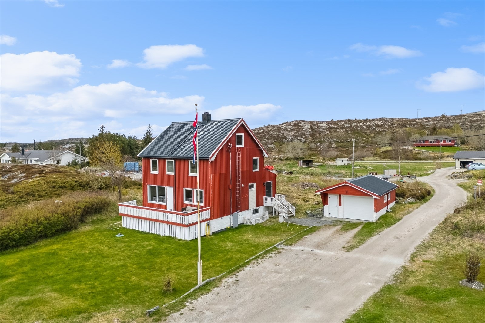 Eneboligen strekker seg over fire plan og inneholder fem soverom, en romslig stue samt en stor altan. Galleribilde