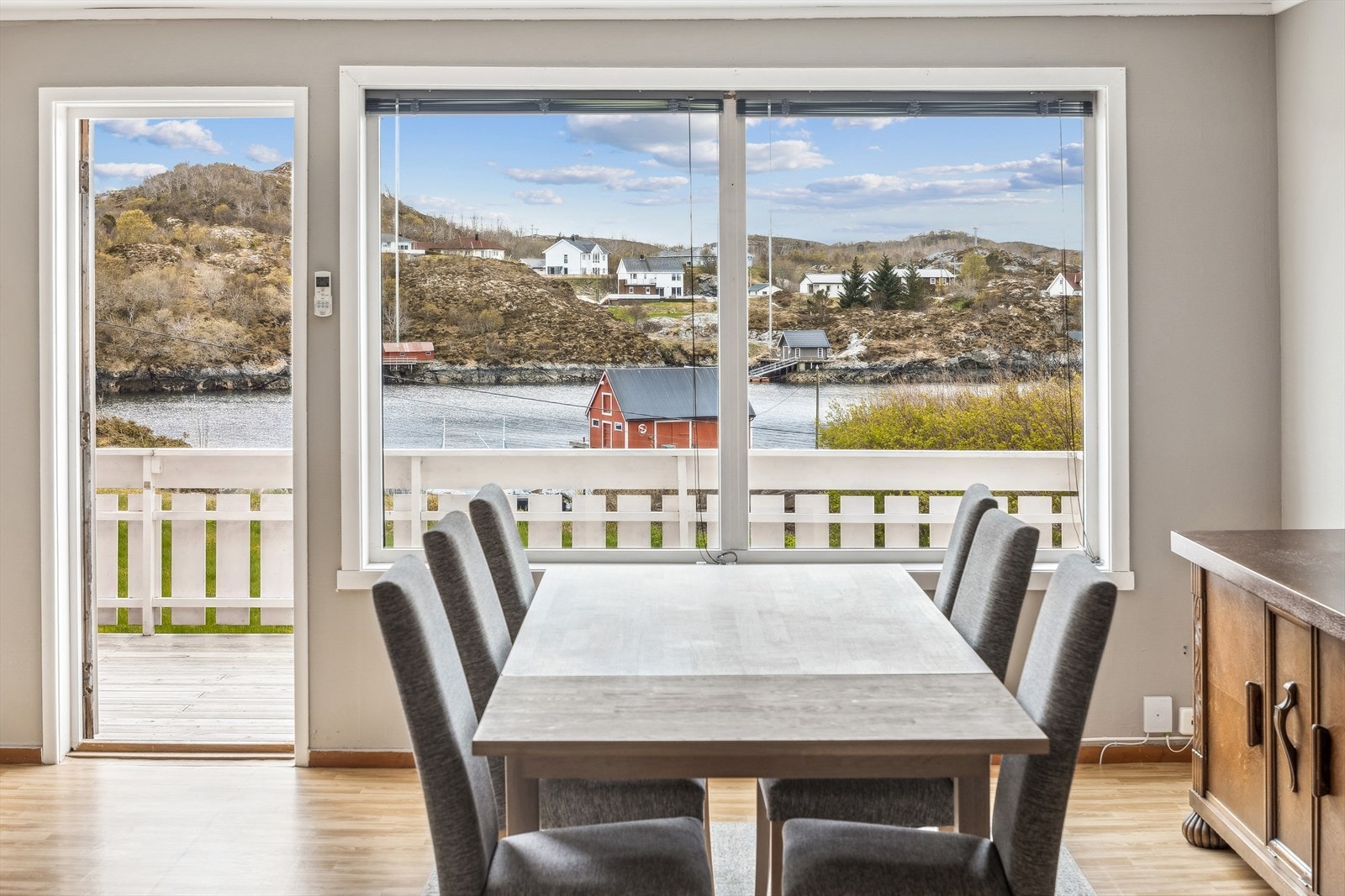 Fra stuen har du en fantastisk utsikt over sjøen og de vakre naturomgivelsene. Galleribilde