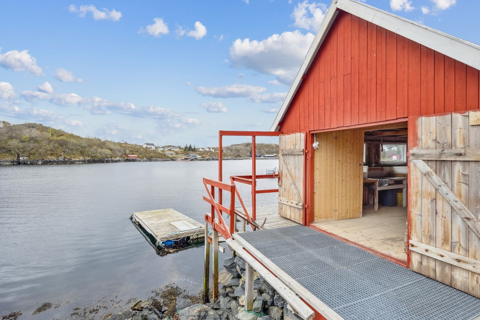På sommerstid byr området på fantastiske muligheter for båtturer både på Hitra og Frøya. Galleribilde