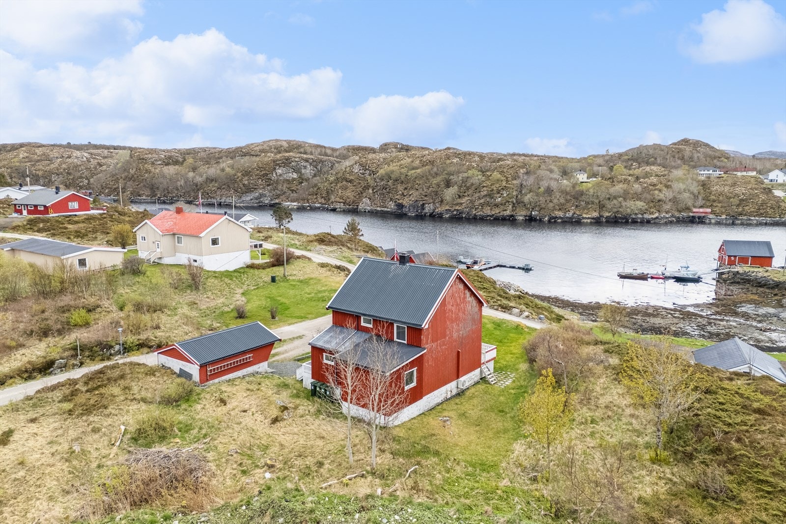 Velkommen til en romslig og flott familiebolig idyllisk beliggende på Ulvøya, omgitt av landlige og fredelige omgivelser, med kort vei til sjøen. Galleribilde