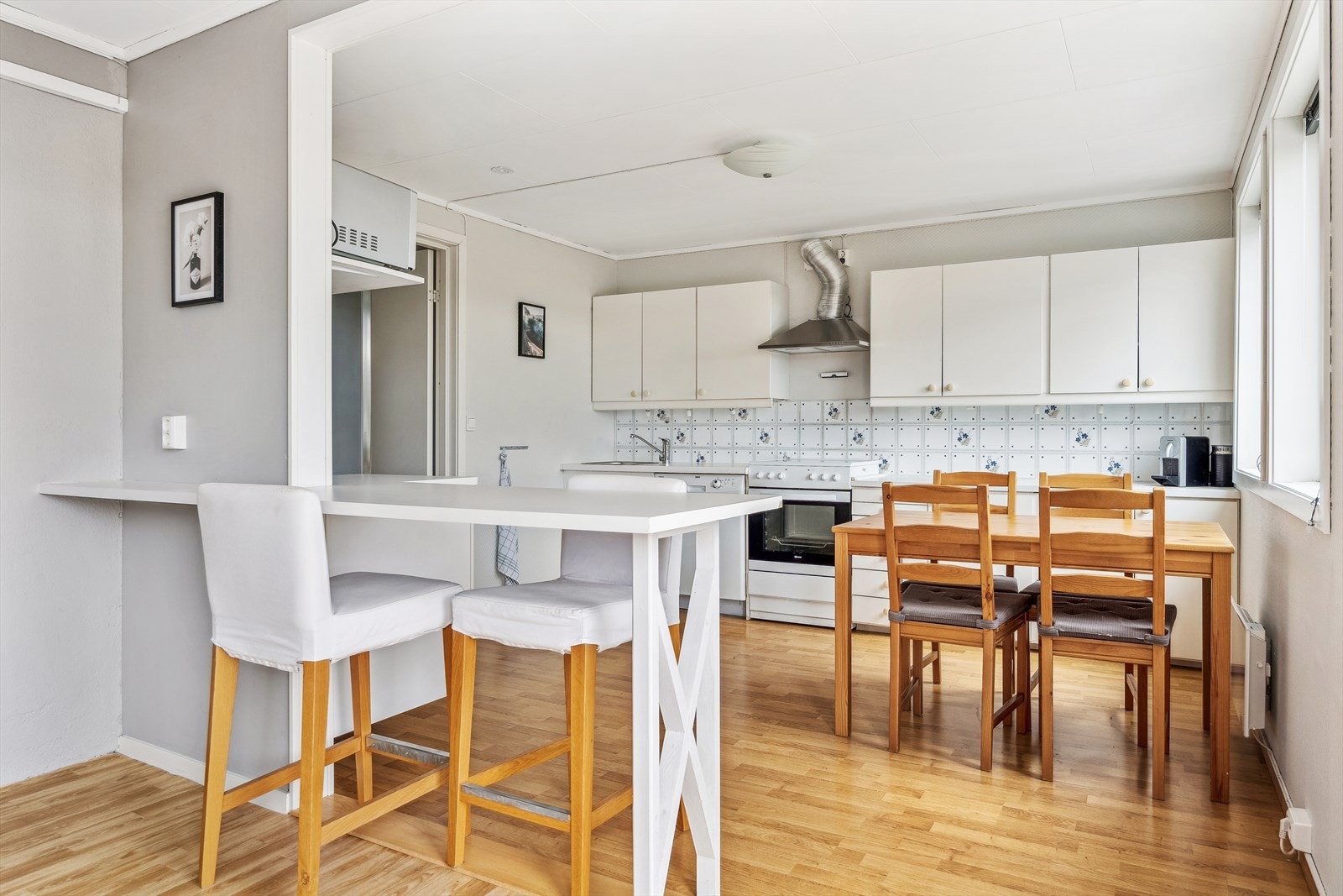 Lyst og romslig kjøkken med kjøkkenbord og plass til spisestue, perfekt for både hverdag og selskap. Galleribilde