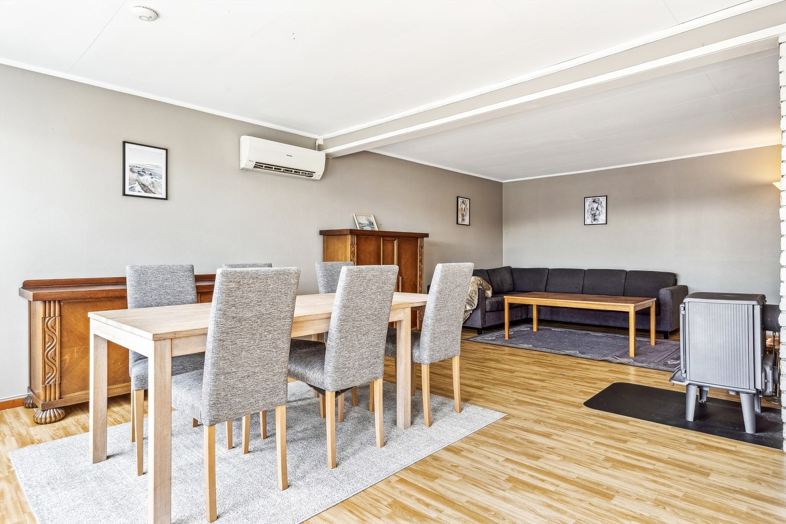 Med både varmepumpe og peisovn i tillegg til wifi styrte panel ovner stuen får du en komfortabel og fleksibel oppvarming gjennom hele året. Galleribilde