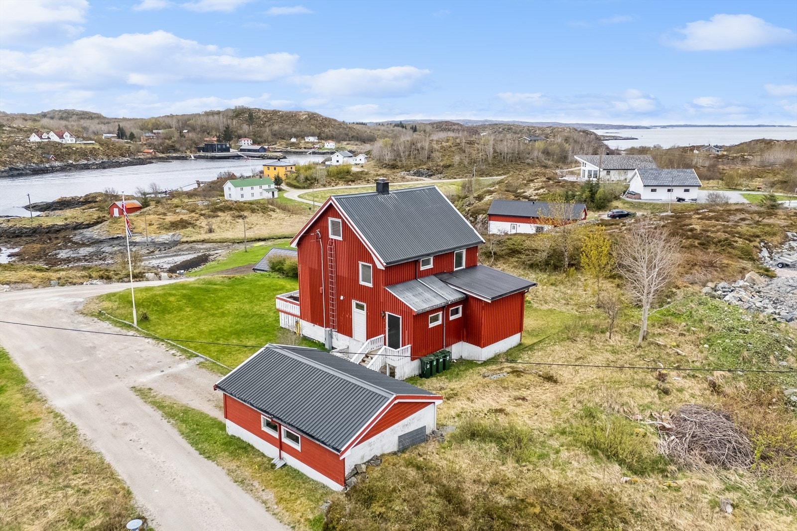 Emera eiendomsmegling ved Eskil Wahl ønsker velkommen til Melkvikveien 31! Fotograf: Alexander Jacobsen / EFKT. Galleribilde
