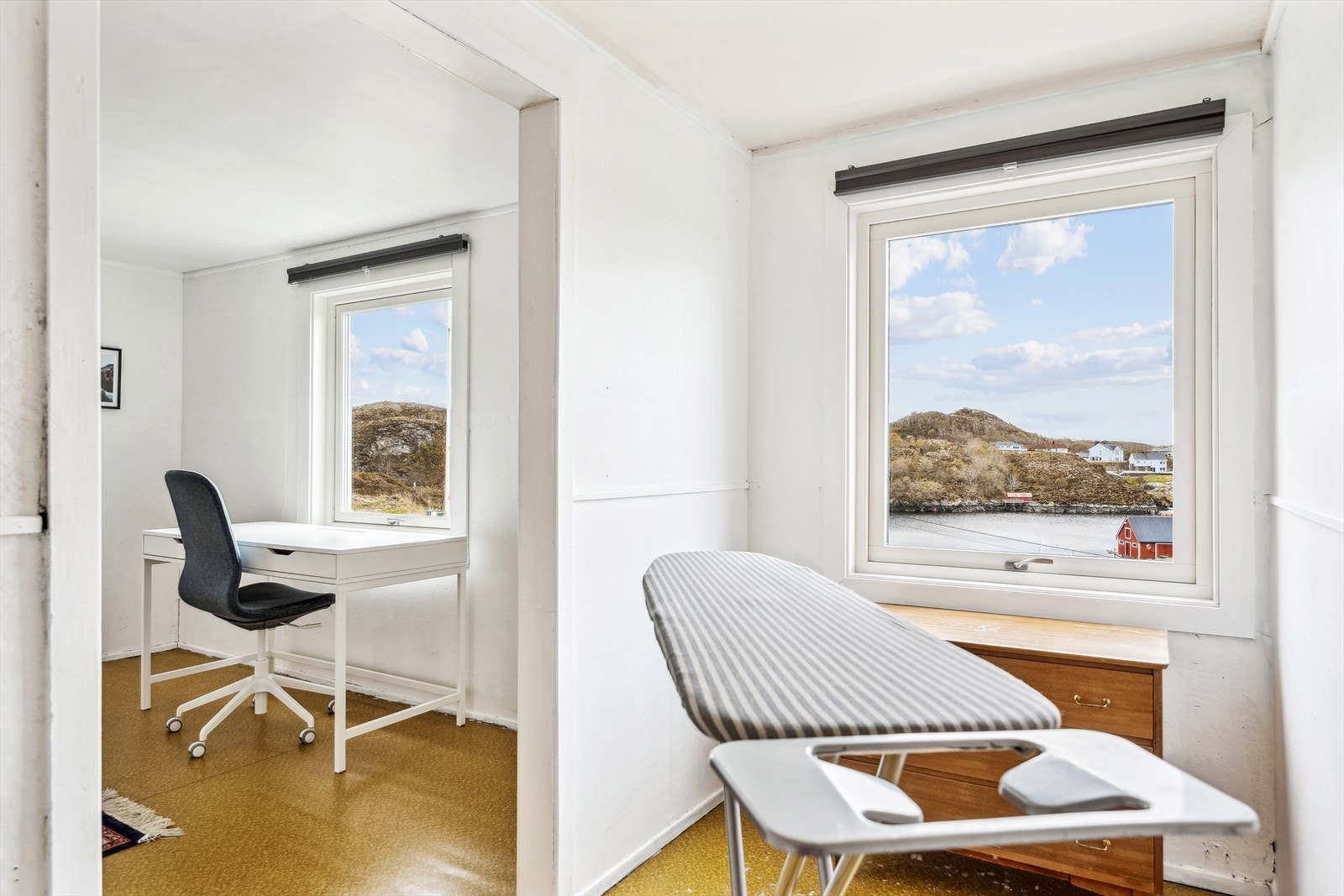 Fra soverommet kan du nyte en flott utsikt over havet. Galleribilde