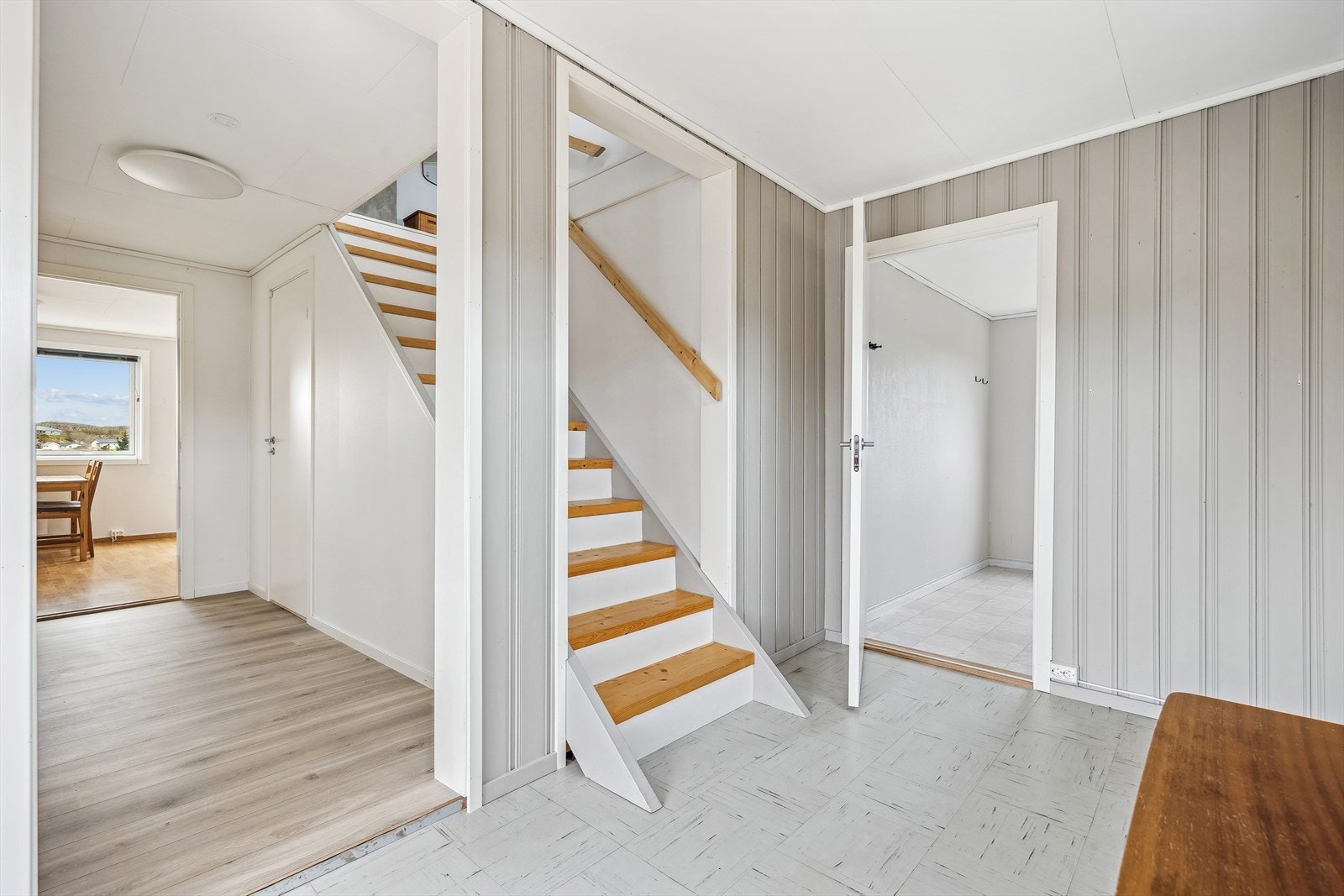 Ett av soverommene ligger i hovedetasjen, tre i 2. etasje og ett på loftet. Galleribilde
