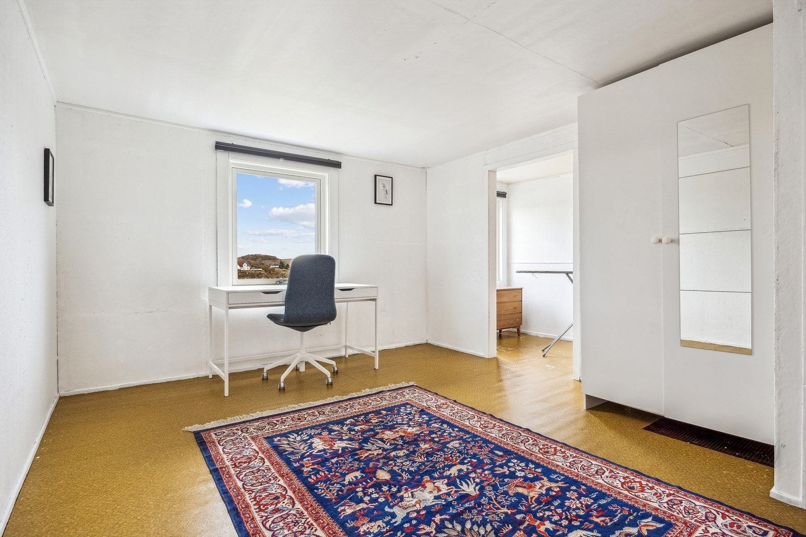Boligen har en praktisk planløsning med god rominndeling, lyse overflater og store vindusflater som slipper inn rikelig med naturlig lys. Galleribilde