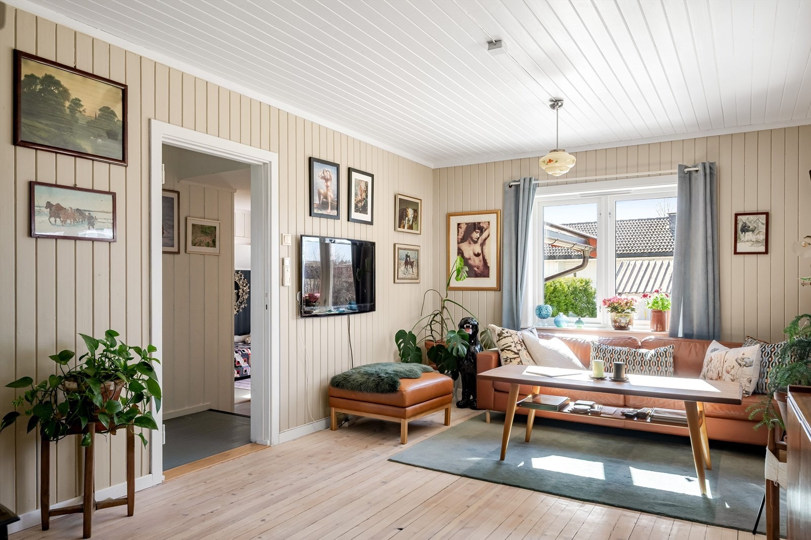 Stuen er det naturlige oppholdsrommet i boligen, og er et lyst og fint rom for både avkobling og hygge. Galleribilde