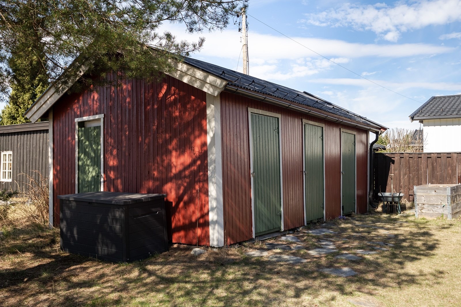 Uthuset har et bruksareal på 26m² og består av vedbod, 2 lagerrom og utedo. Galleribilde