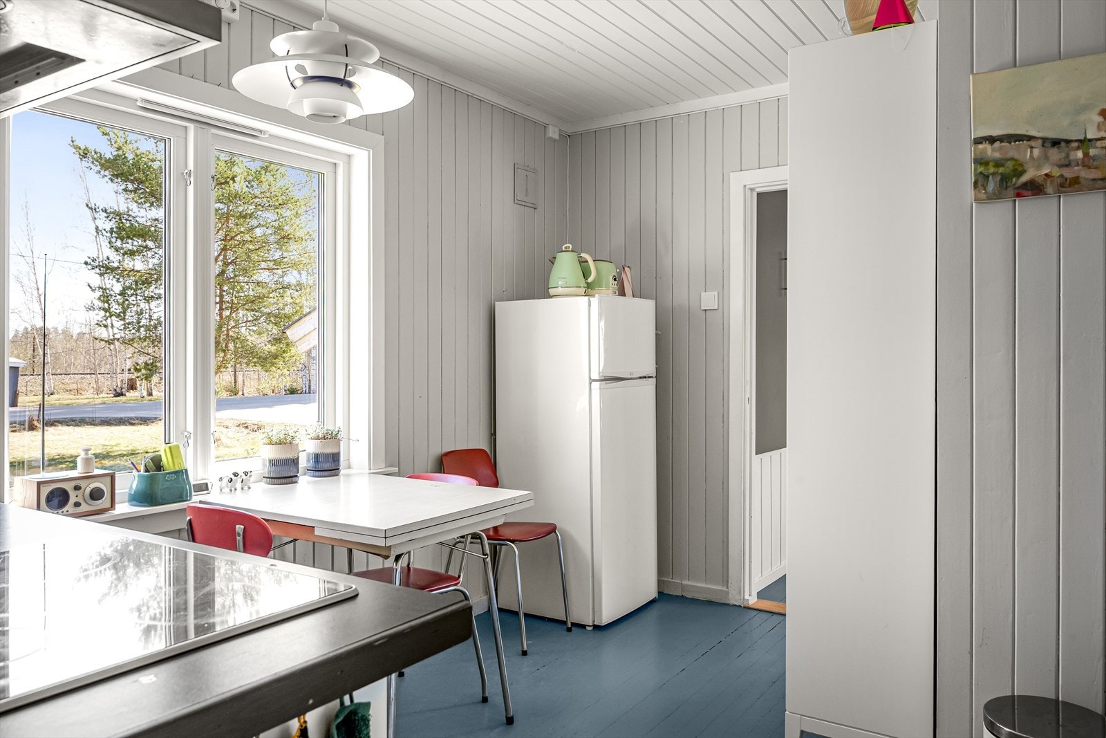 Vinduene har 3-lags isolerglass fra 2024. Det er også fine brede vinduskarmer for planter og dekor. Galleribilde