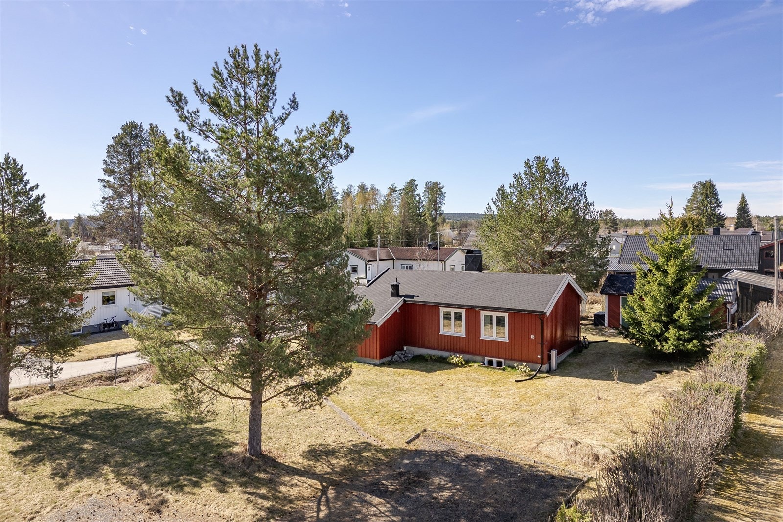 En stor og solrik eiendom på ca. 1 mål som er bebygd med en koselig enebolig og et uthus. Galleribilde