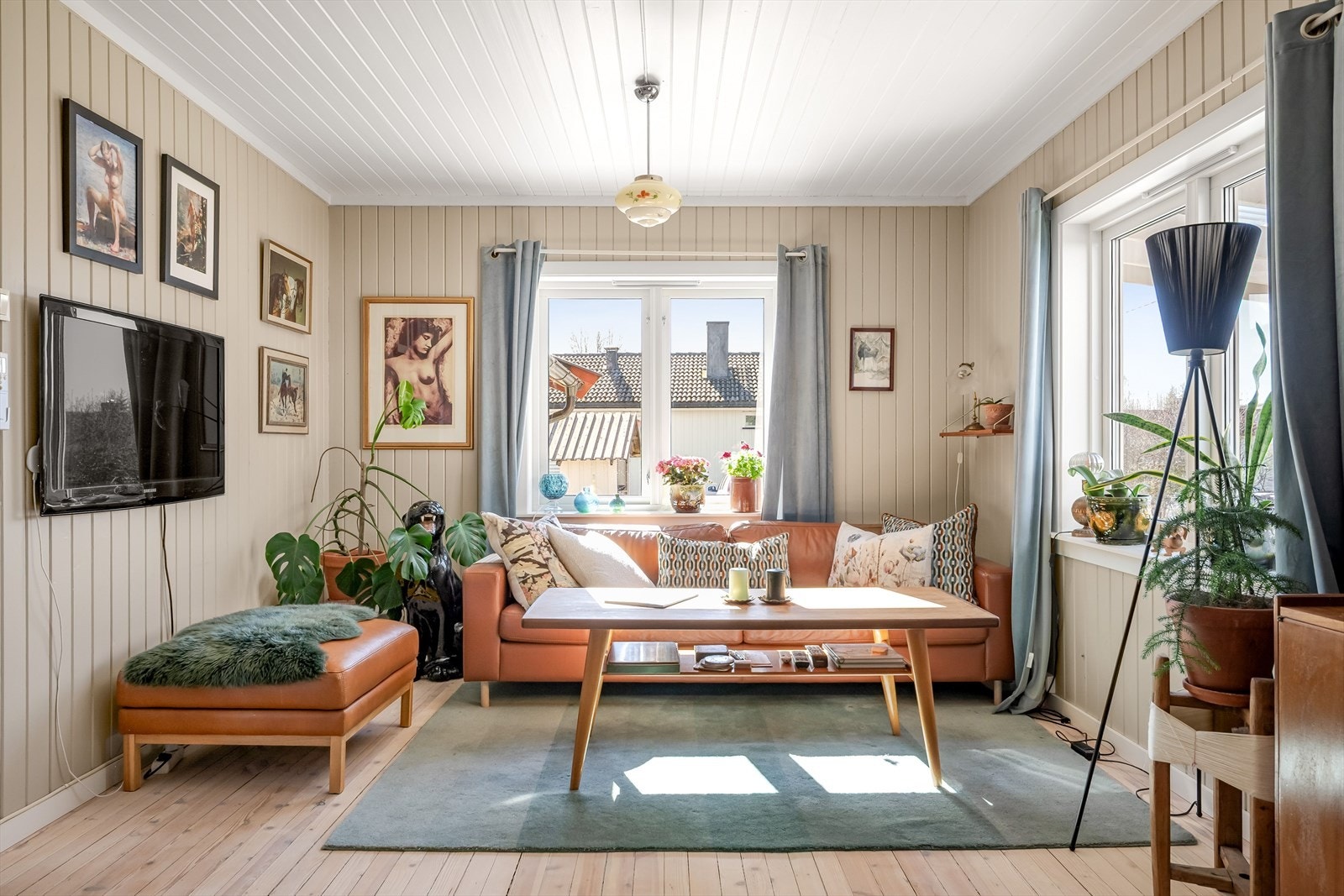 Stuen har lyse originale tregulv og panel på veggene som er malt i en innbydende farge. Galleribilde