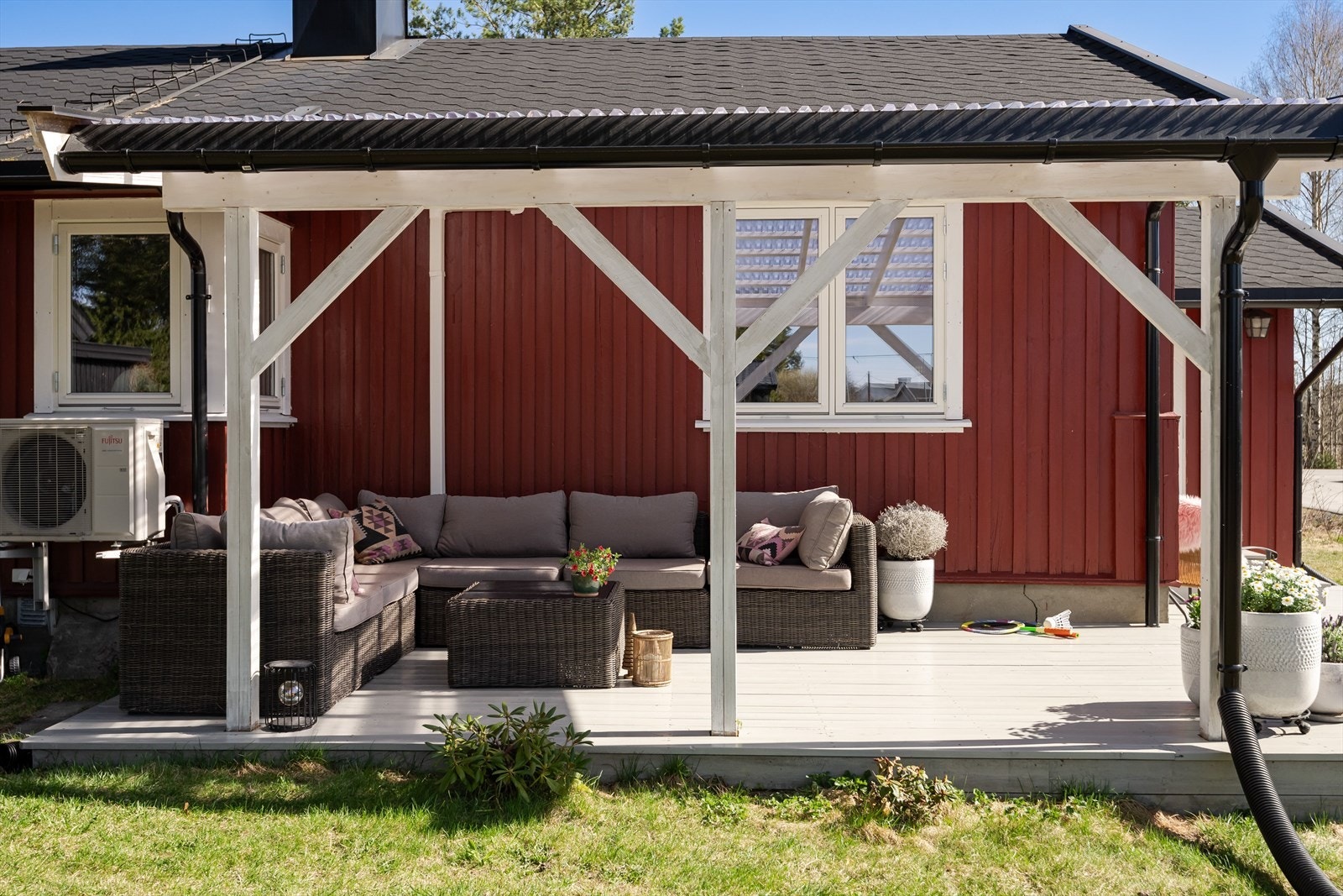 Terrassen har impregnerte terrassebord på gulv og god plass til sittegrupper etter eget ønske og behov. Galleribilde