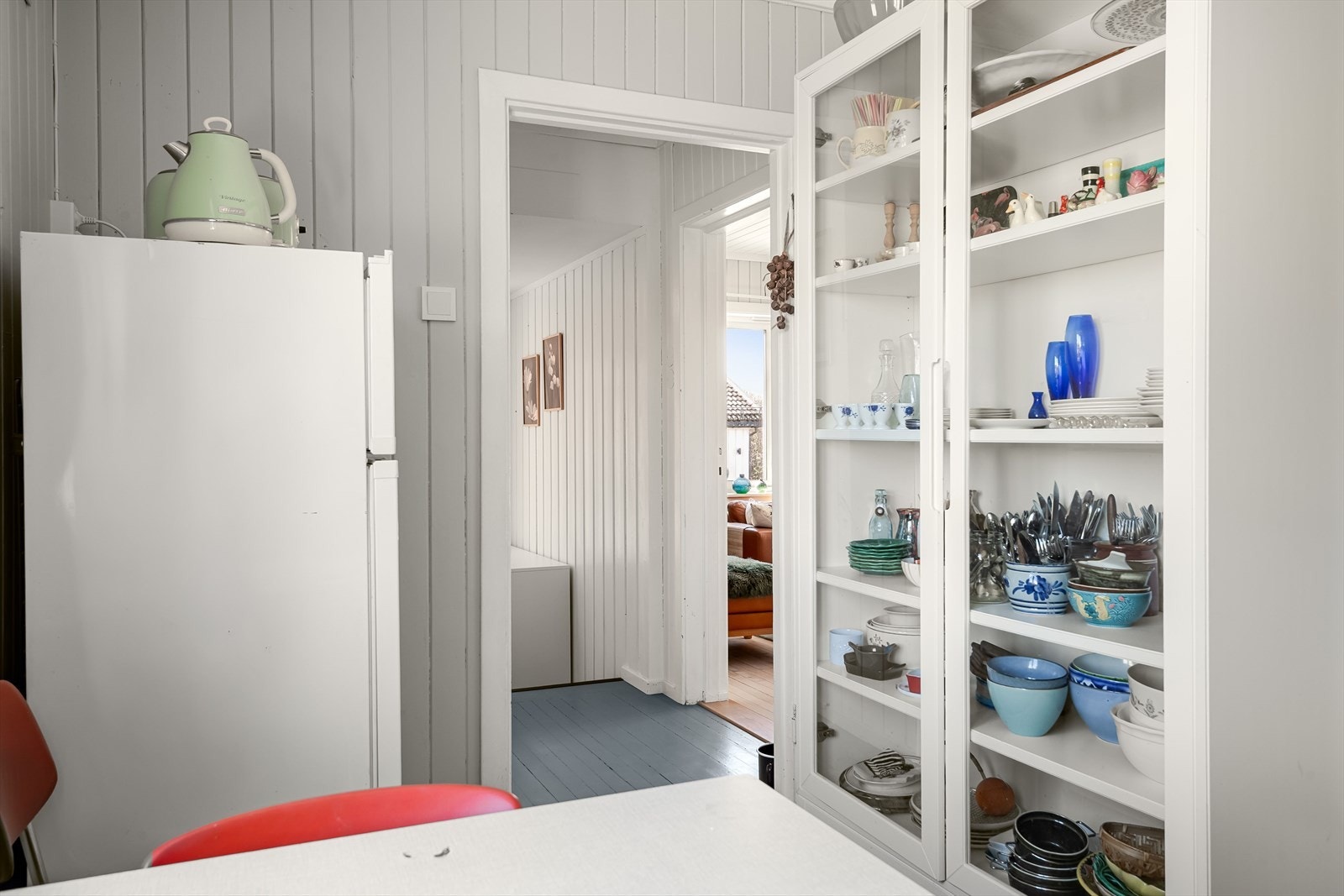 Kjøkkenet har malte heltre gulv og gråmalt panel på veggene. Galleribilde