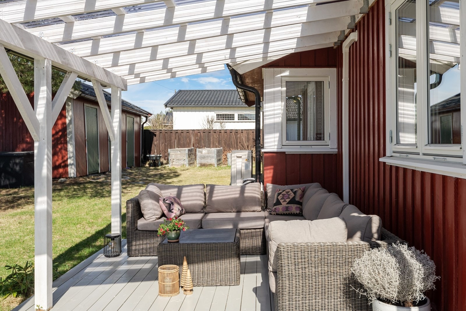 Deler av terrassen har takoverbygg som gir en lun og koselig krok. Galleribilde