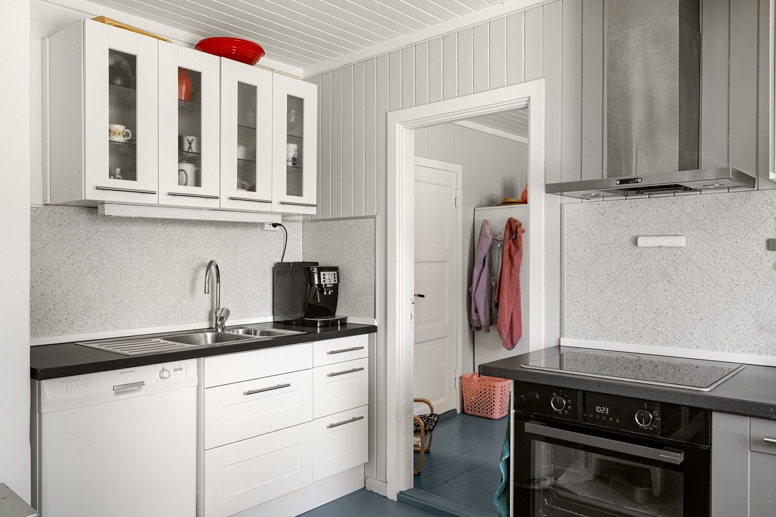 Innredningen har profilerte fronter og laminert benkeplate med nedfelt oppvaskkum. Galleribilde