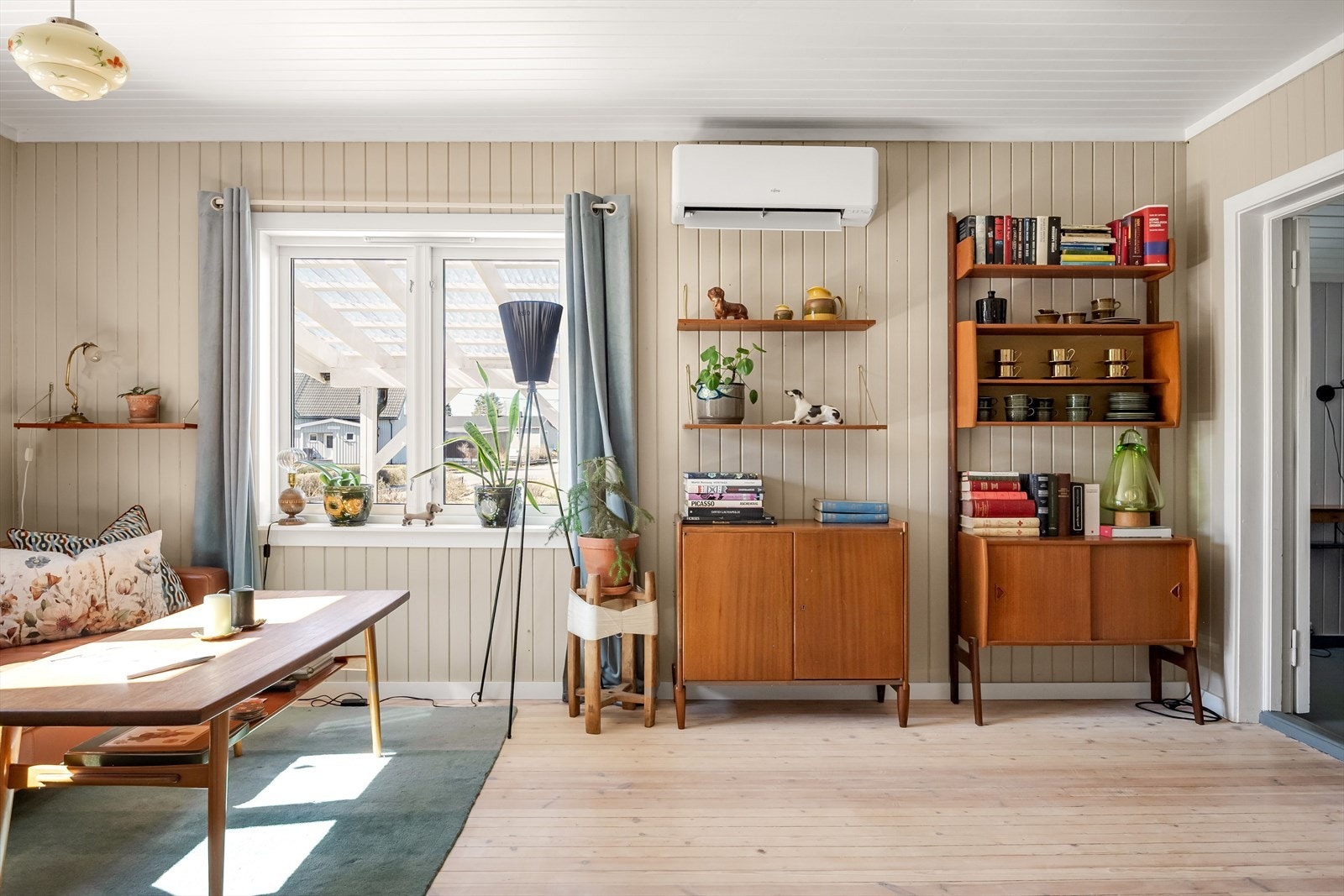 Stuen har to store vindusflater som slipper inn rikelig med naturlig lys. Galleribilde