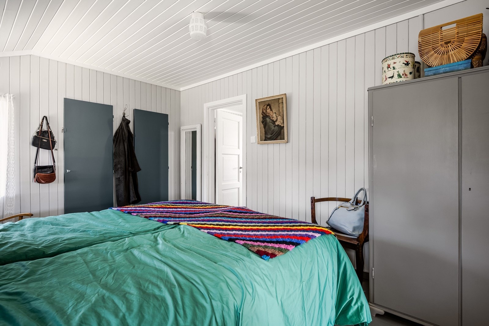 Det er også to stk. romslige innebygde garderobeskap. Galleribilde