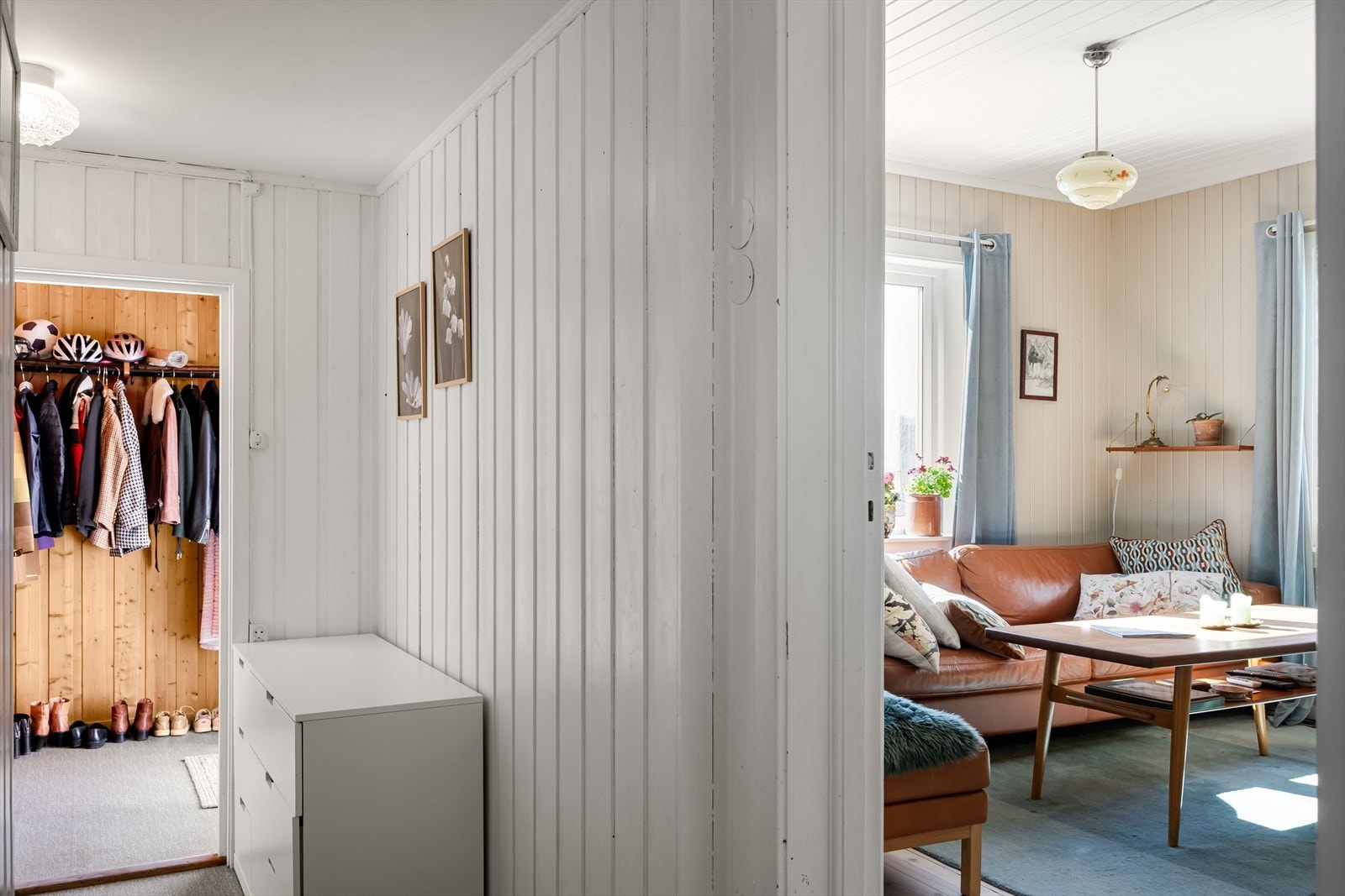 Gangen har belegg på gulv og lysmalt panel på veggene. Galleribilde