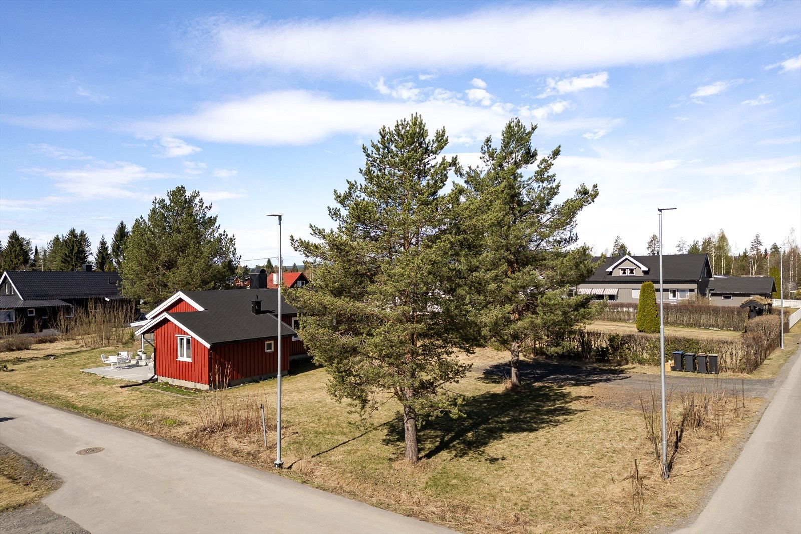 Boligen ligger sentralt på Vestad i et veletablert og barnevennlig område med kort vei til både skole, barnehage og lekeplasser. For den friluftsinteresserte byr området på flotte turmuligheter. Elverum sentrum ligger kun ca. 1,8 km unna. Galleribilde