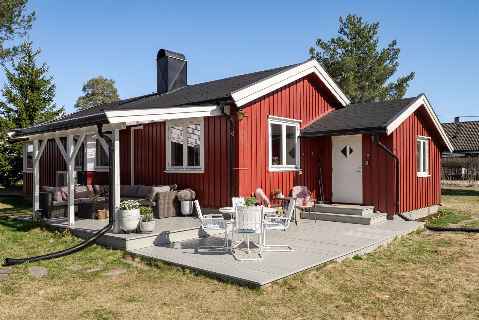 Ved inngangen er det en solrik terrasse på ca. 37m² som var ny i 2024. Galleribilde