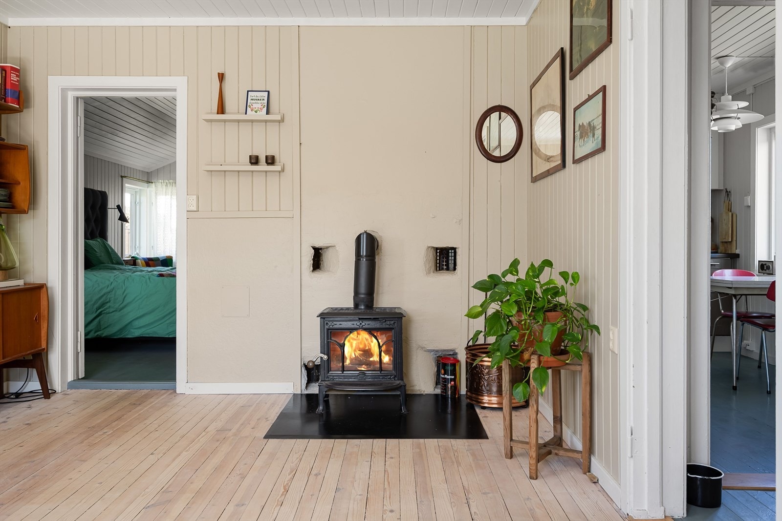 I stuen er det en koselig peisovn fra 2023 som både gir god varme og bidrar til ekstra hygge. Galleribilde