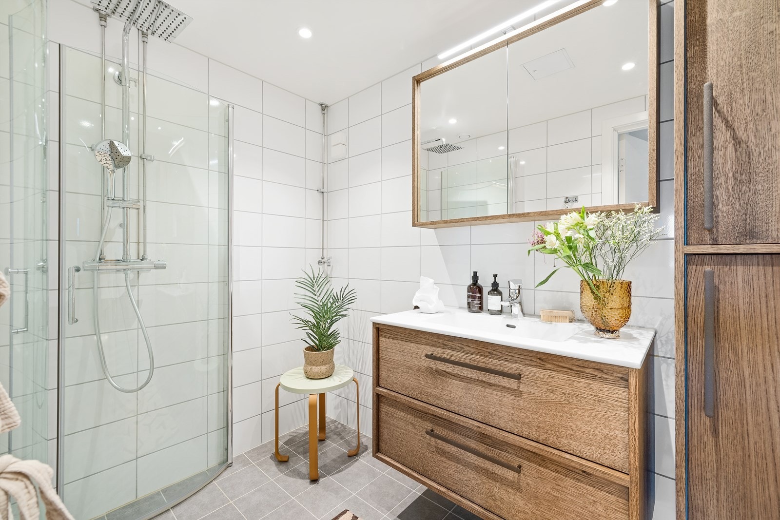 Romslig og delikat bad/vaskerom med flislagte gulv og vegger i tidløse fargevalg. Badet ble totalrenovert i 2021 i regi av borettslaget og fremstår med moderne standard. Galleribilde