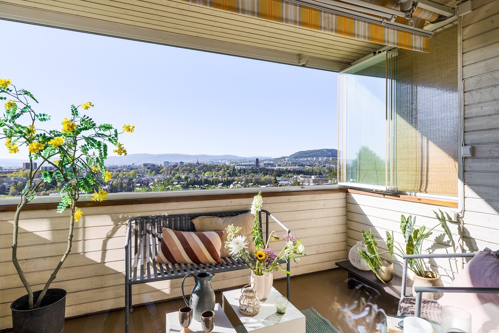 Balkongen er tilrettelagt for innglassing med skyvbare glassfelt som enkelt kan åpnes og lukkes etter behov. Galleribilde