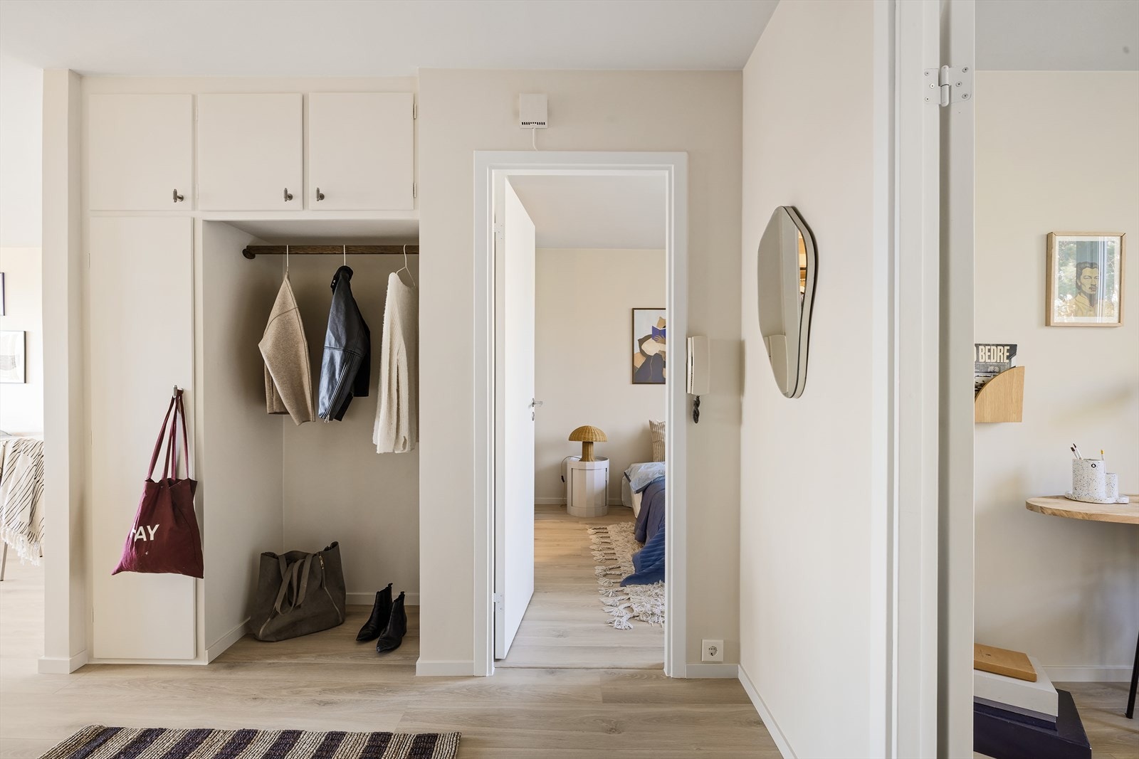 Her kommer man inn i en lys og innbydende entré med praktisk garderobeløsning som gir gode oppbevaringsmuligheter for yttertøy og sko. Galleribilde