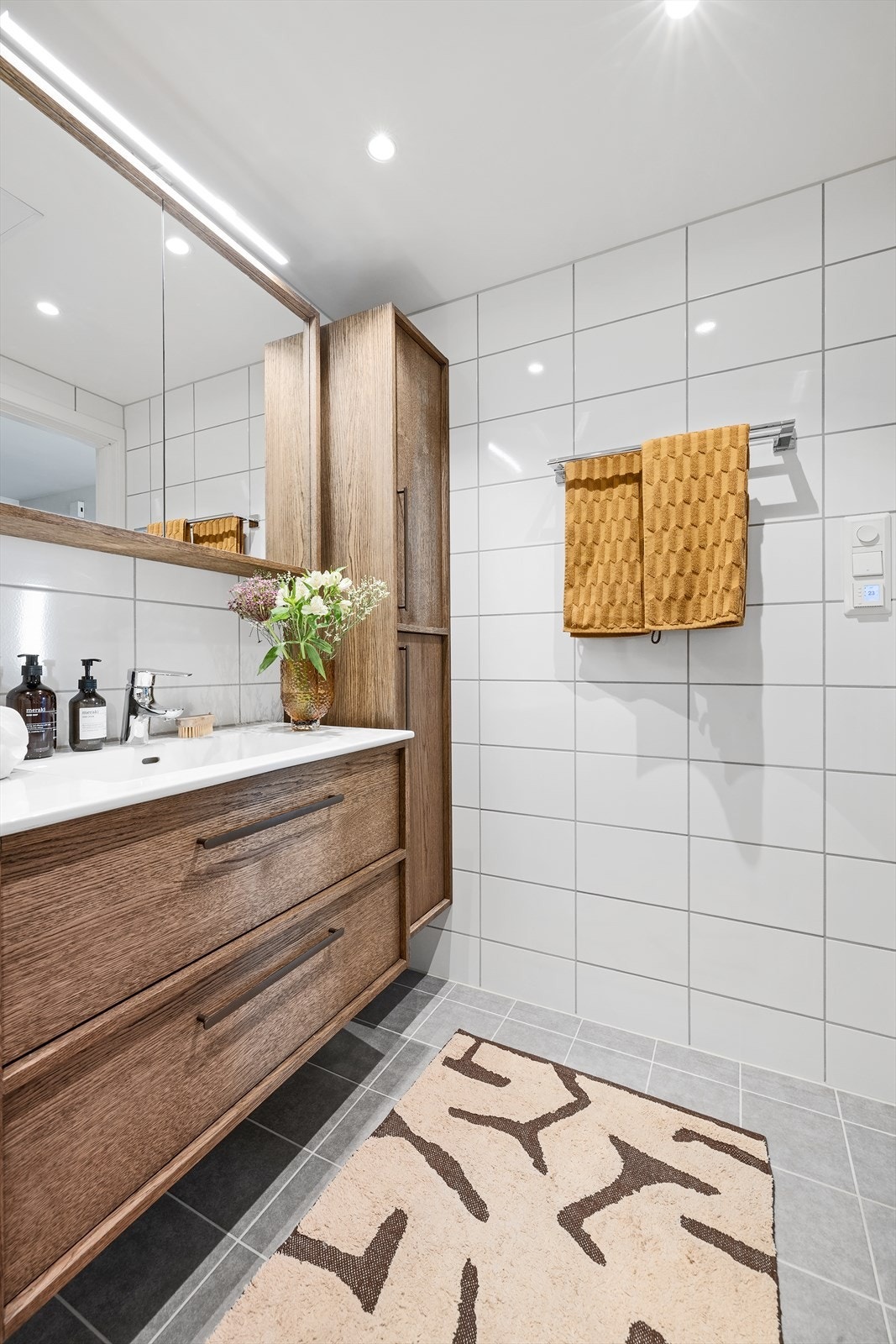 Det er opplegg for vaskemaskin. Varmekabler i gulv gir god komfort, og nedsenket himling med downlights sørger for behagelig belysning. Galleribilde