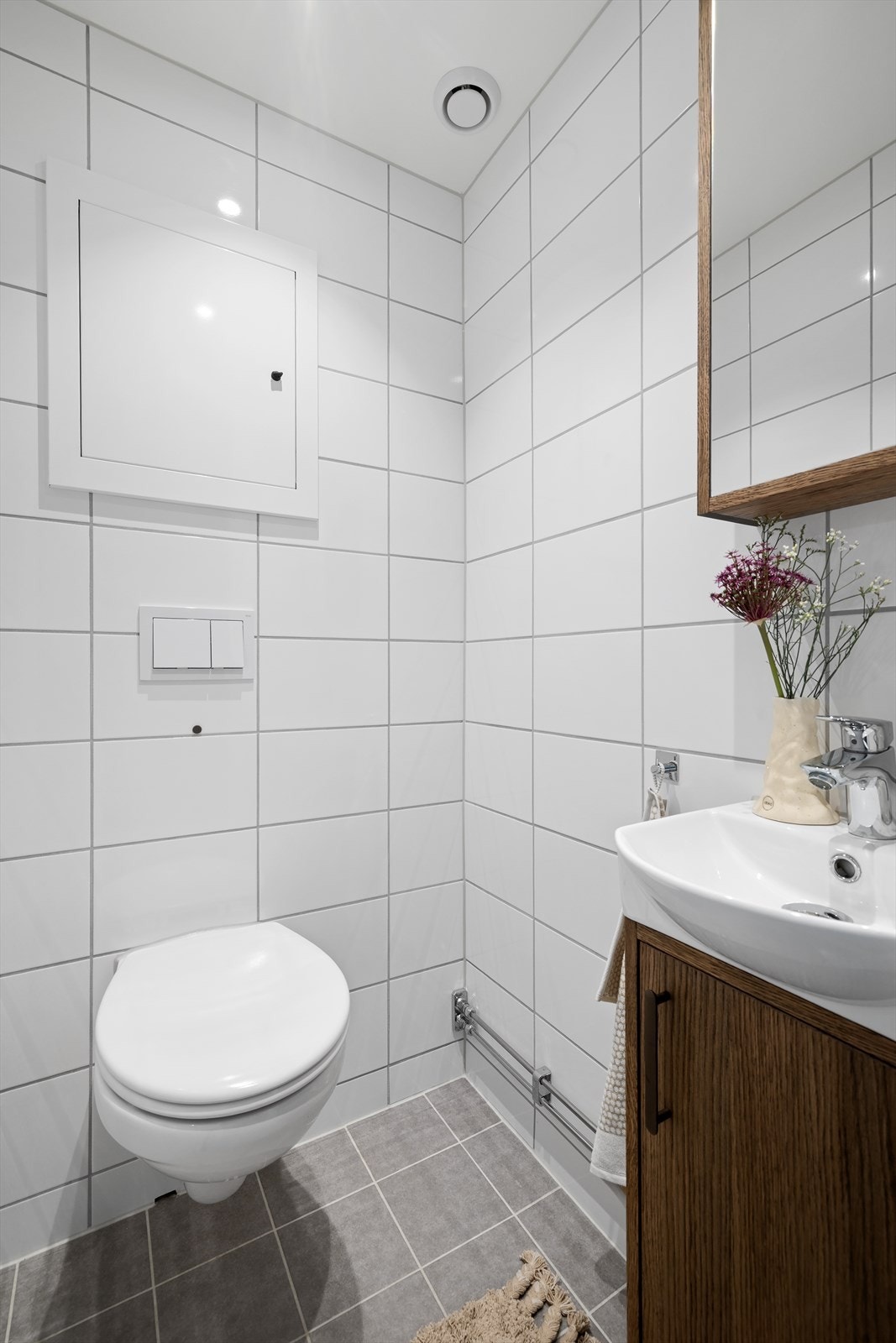 Separat wc-rom med flislagte gulv og vegger i et stilrent uttrykk. Rommet ble renovert av borettlaget i 2021. Galleribilde