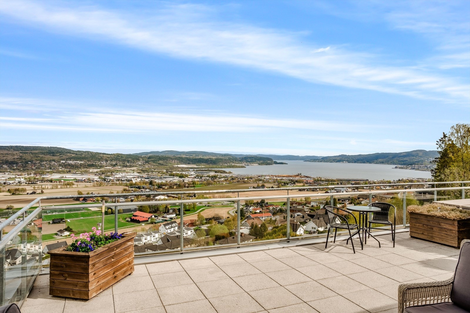 Fra terrassen har man en vidstrakt utsikt over Lier og Drammensfjorden. Galleribilde