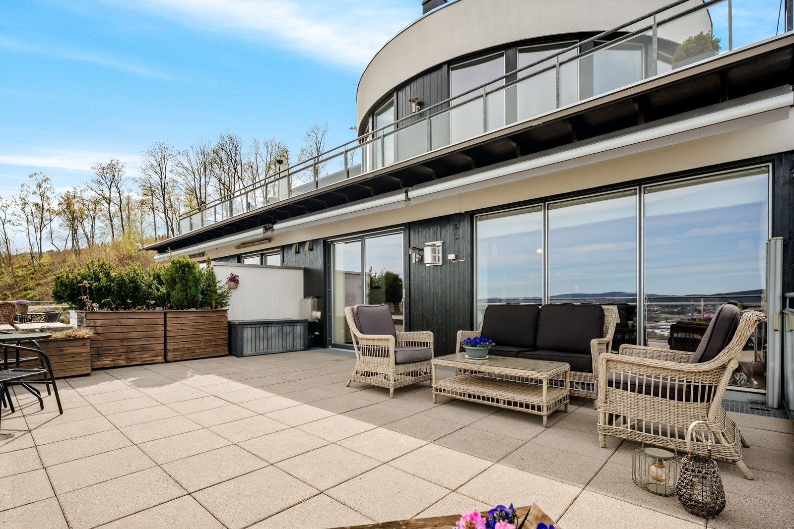 Stor og solrik terrasse med markise! Galleribilde