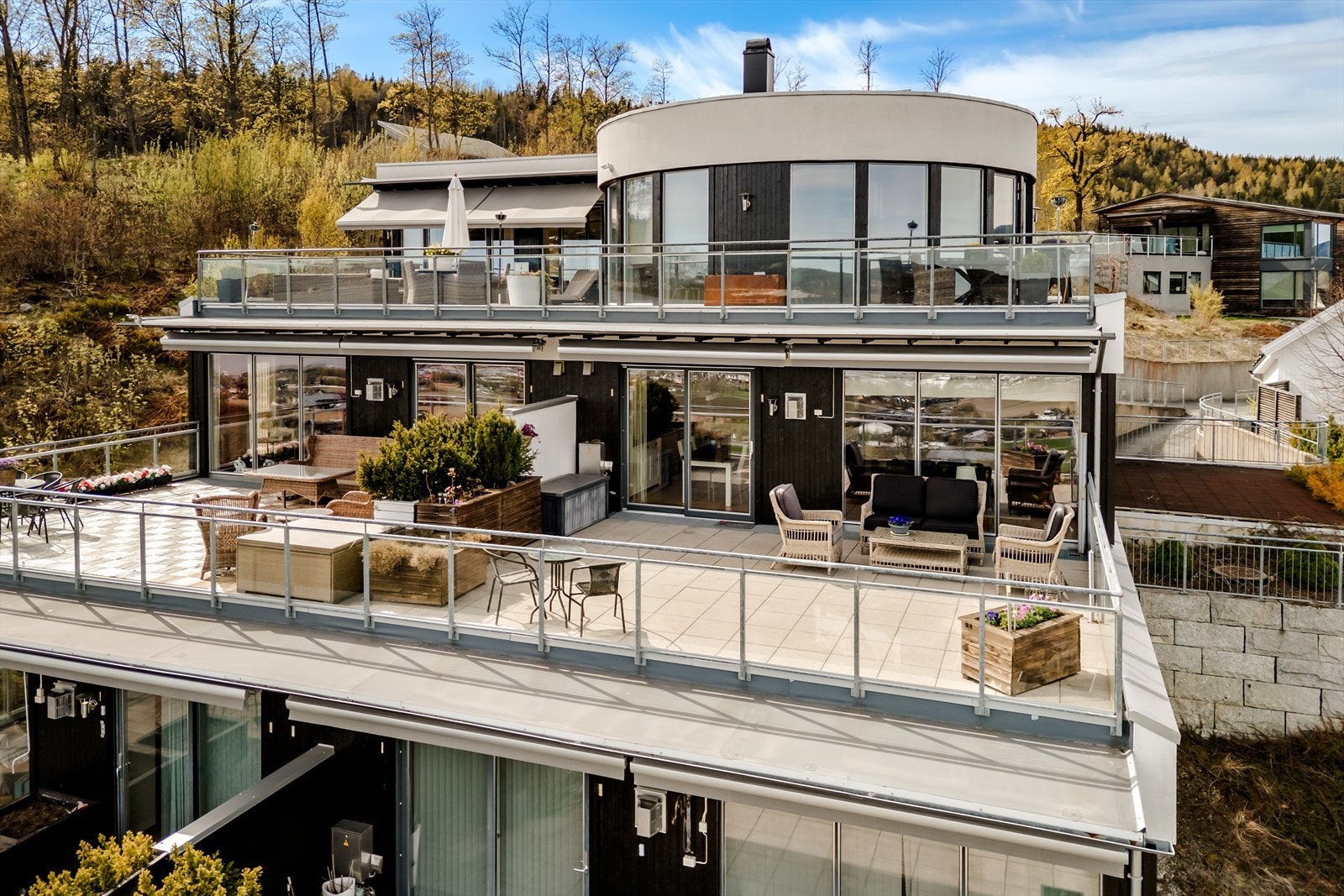 Dette er en moderne leilighet i 4. etasje med heis, en romslig terrasse og flott utsikt. Galleribilde