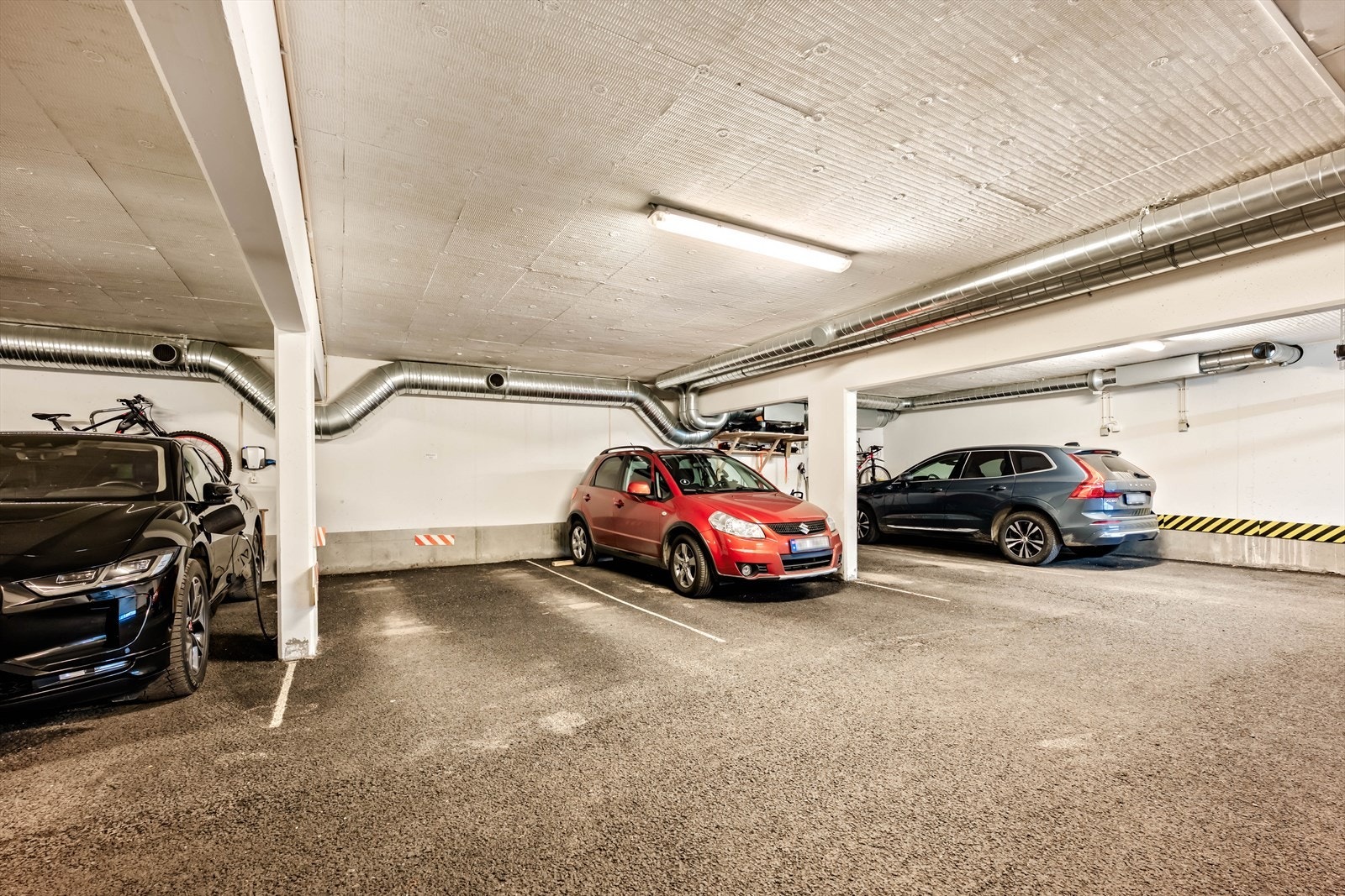 Det medfølger en parkeringsplass i felles garasjeanlegg. Galleribilde