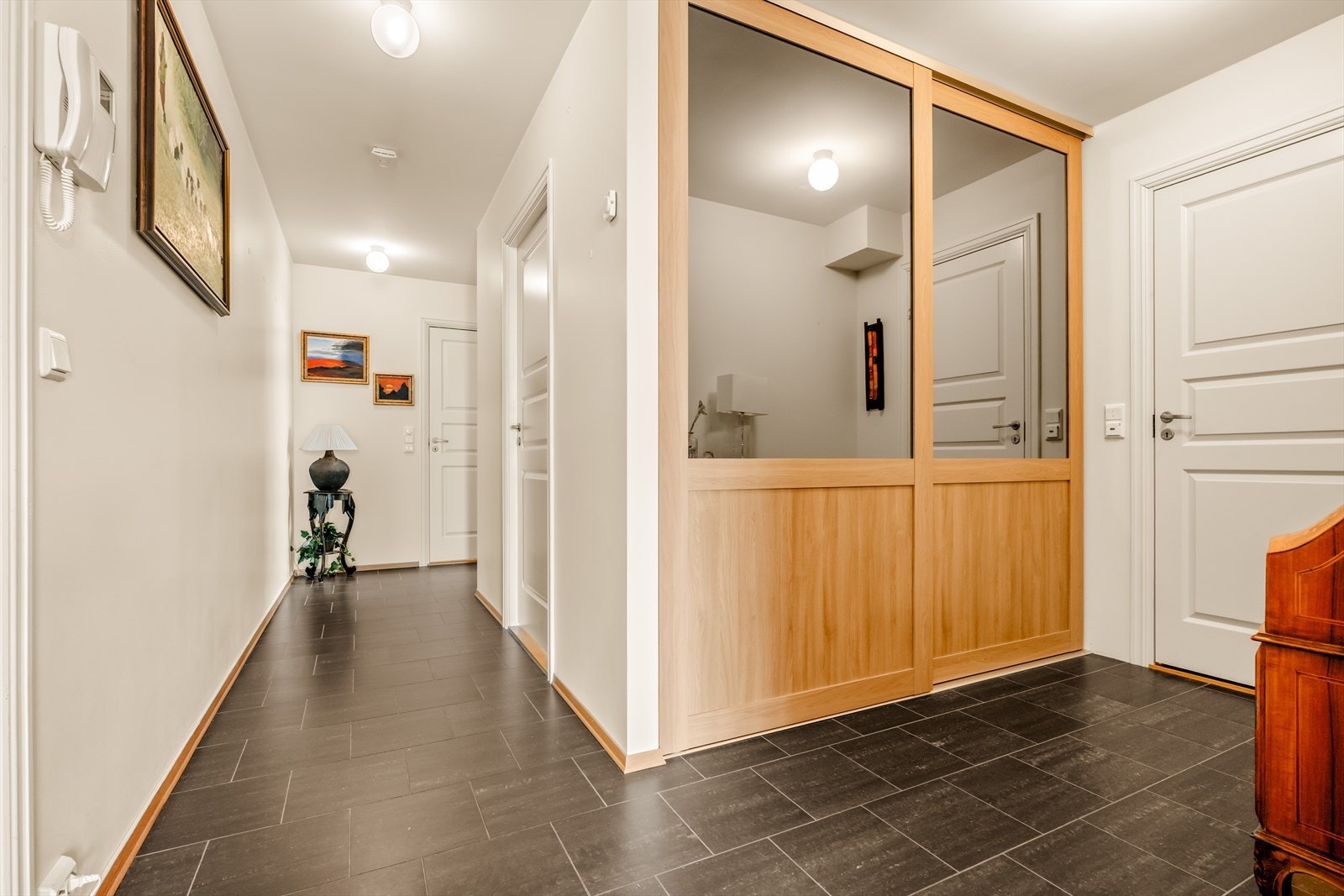 I gangen finner man også en praktisk skyvedørsgarderobe med god plass til oppbevaring. Galleribilde