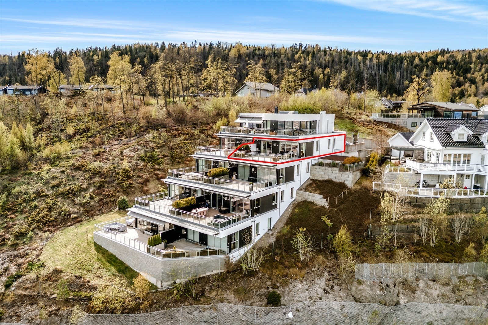 4-roms terrasseleilighet m/ utsikt over Lier og Drammensfjorden - Stor terrasse - Heis og garasjeplass - Beliggende rett ved marka og med kort vei til Drammen! Galleribilde