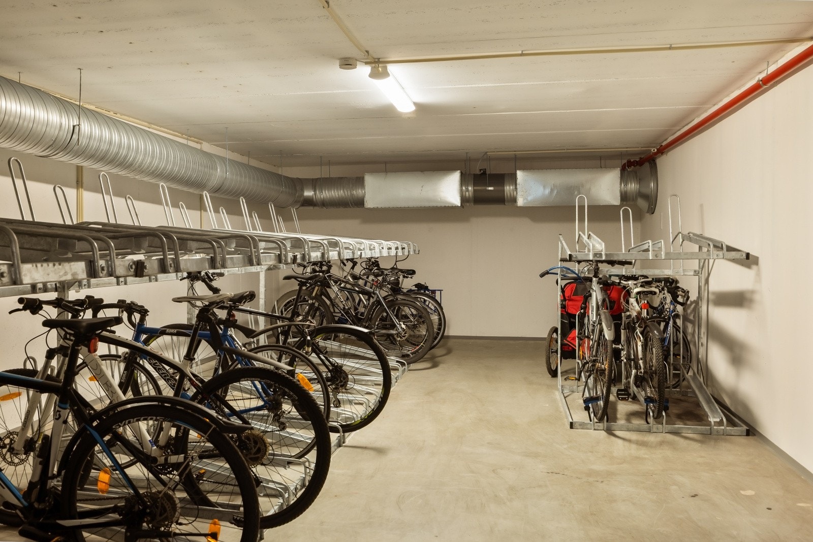Felles sykkelparkering i bygget. Galleribilde