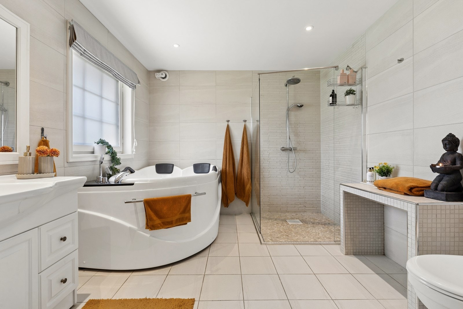 Romslig dusjsone med glassvegger gir badet et elegant og moderne uttrykk. Galleribilde