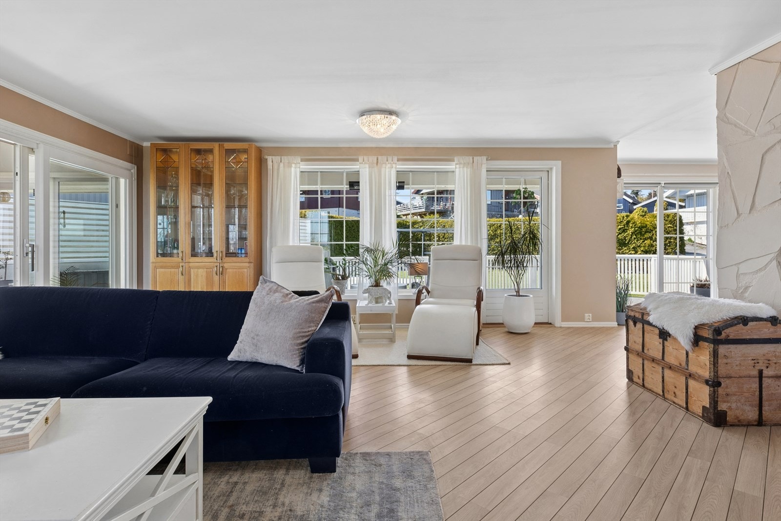 Romslig stue med store vindusflater som slipper inn rikelig med naturlig lys. Galleribilde