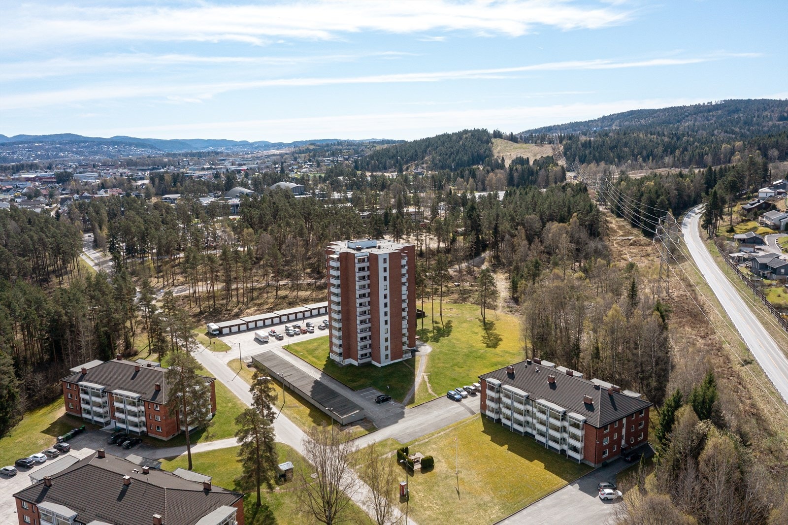 Leiligheten ligger sentralt på Moflata med kort gangavstand til servicetilbud og natur, med Skien Fritidsparks turstier og lysløyper like ved. Galleribilde