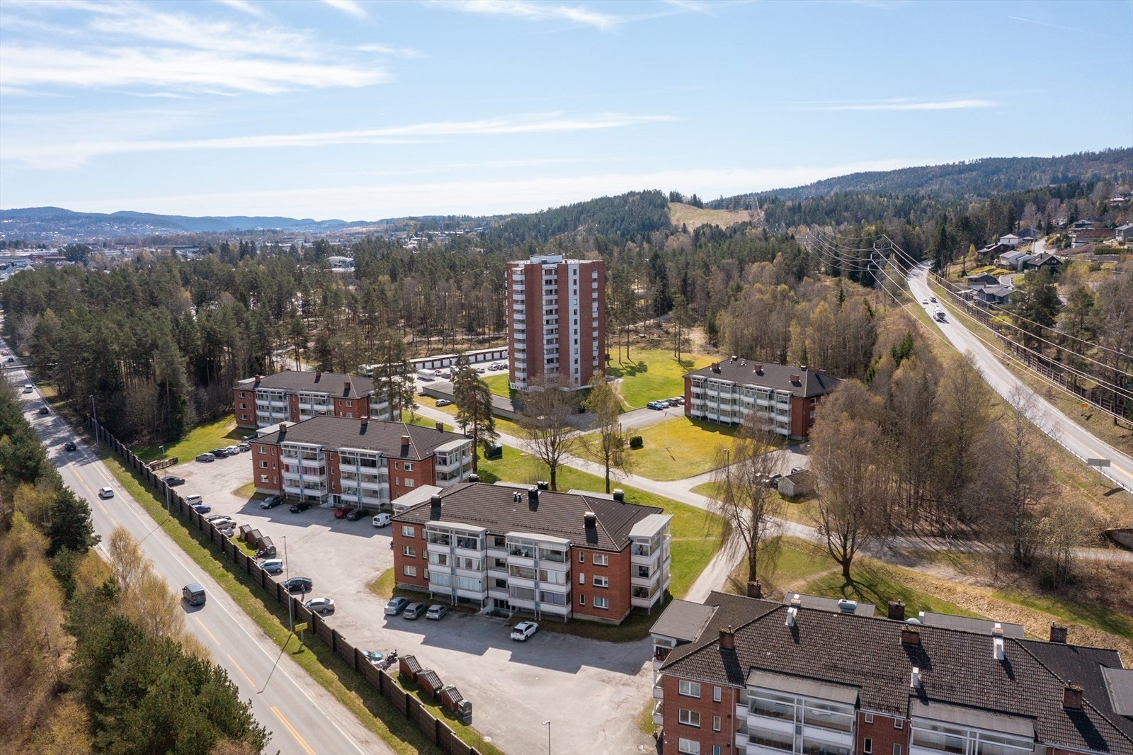 For den aktive er mulighetene mange. Skogsområdene rundt Skien Fritidspark byr på flotte turstier, inkludert lysløyper som blir til oppkjørte skiløyper om vinteren. Galleribilde