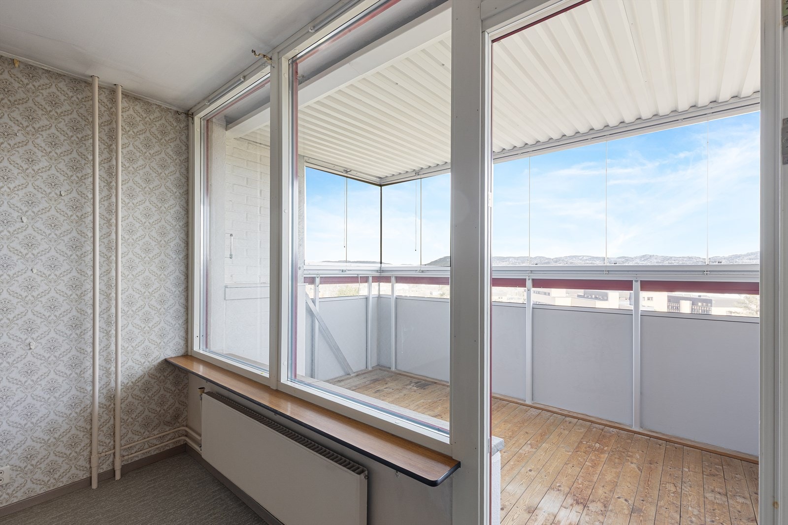 Den innglassede balkongen fungerer som en forlengelse av stuen og kan benyttes store deler av året. Galleribilde