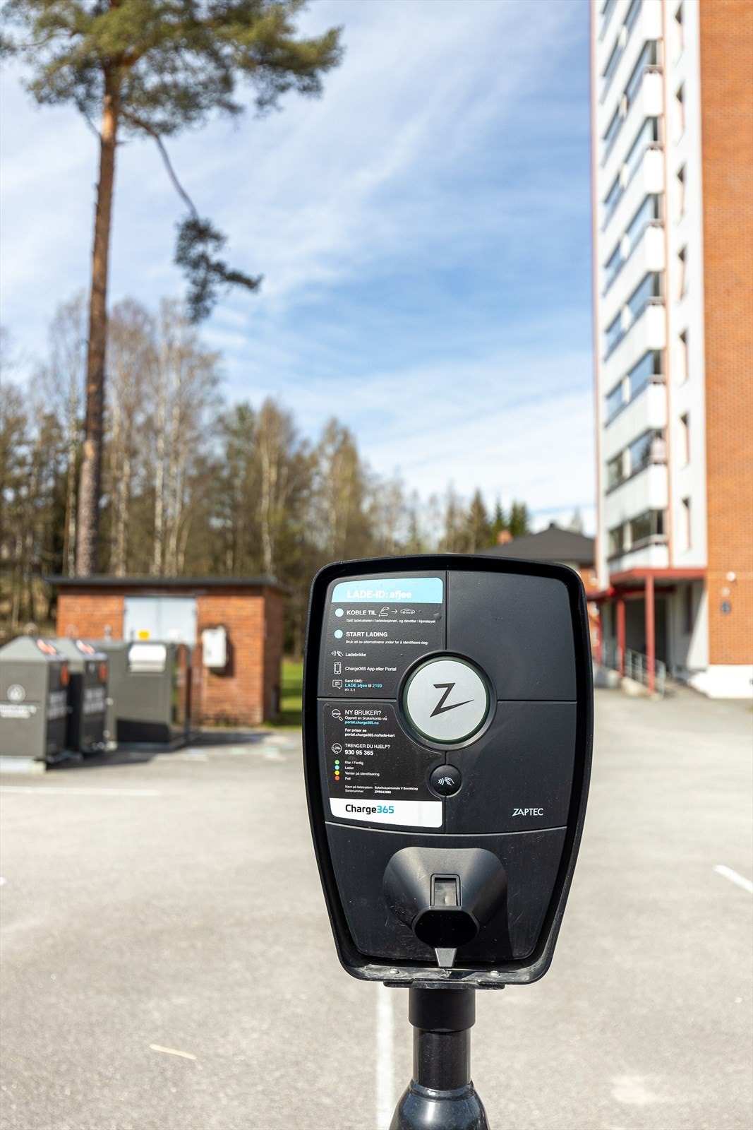 Borettslaget har tilrettelagt for elbillading. Galleribilde