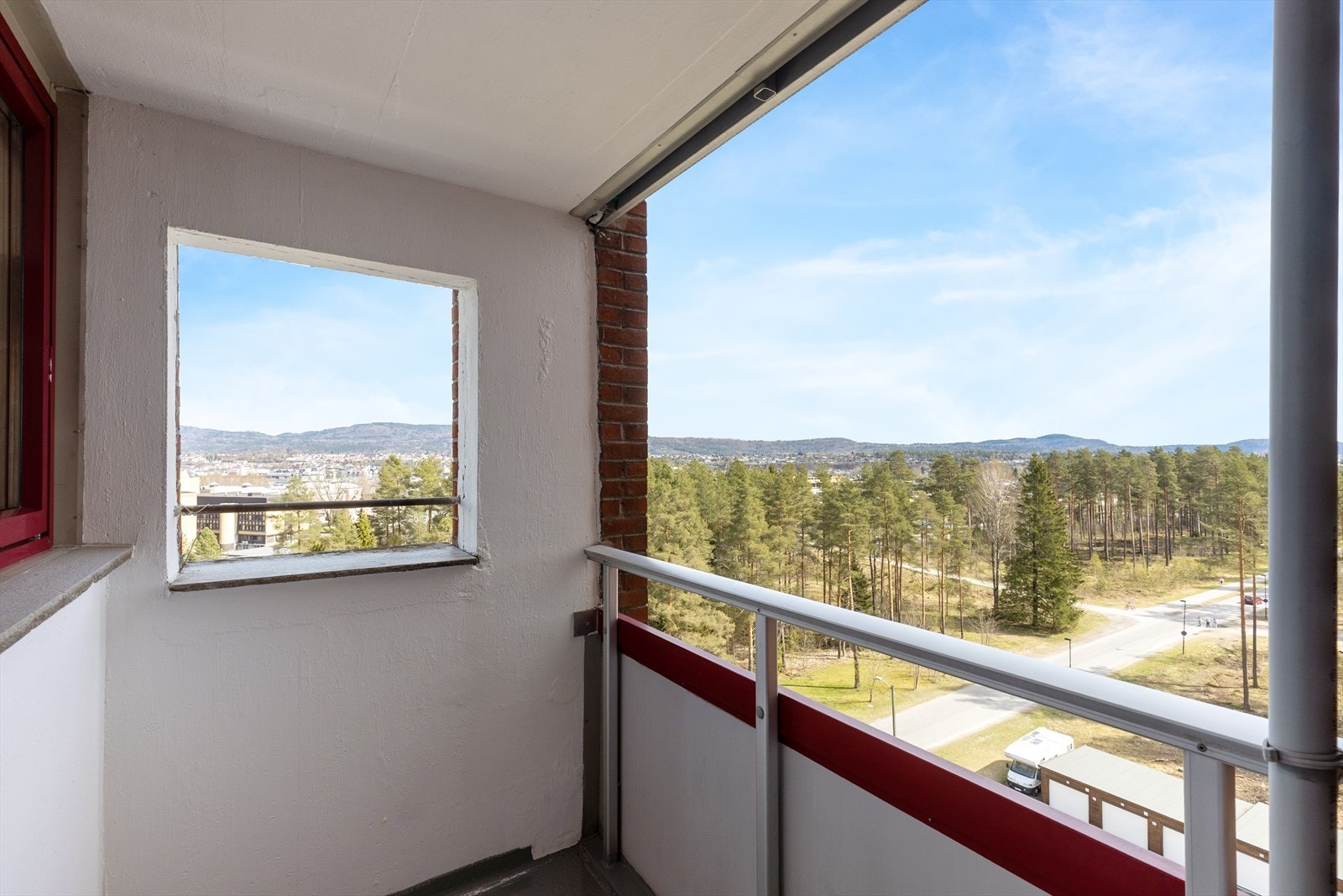 Den åpne balkongen har rekkverk i aluminium og fasadeplater. Galleribilde